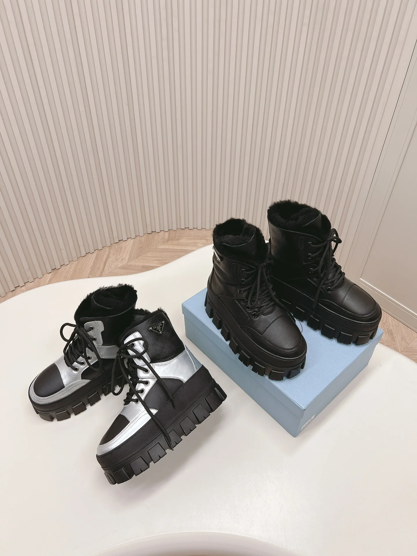 Шерстяные зимние сапоги на платформе Prada 2024 — изображение из коллекции.