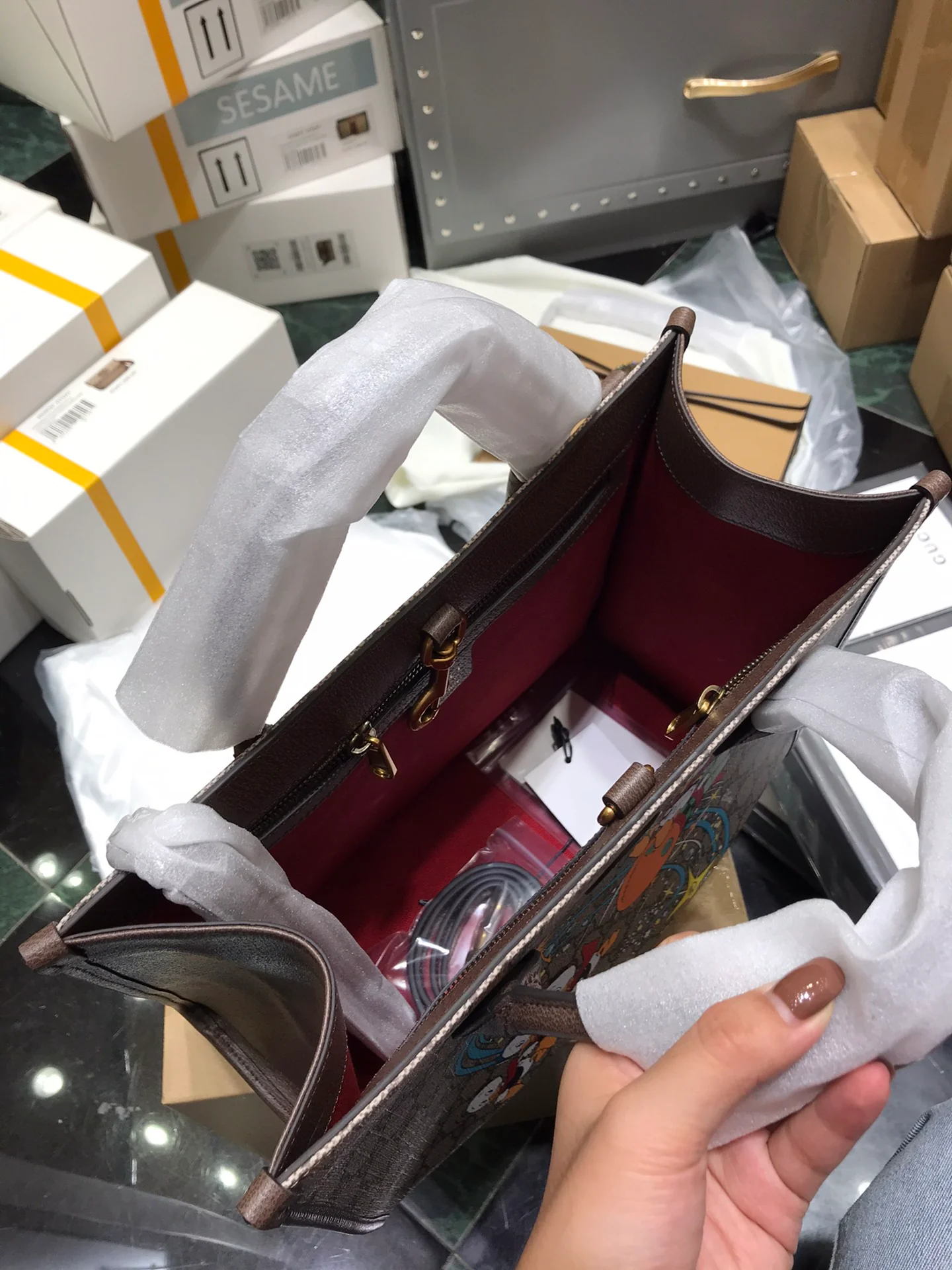 Маленькая сумка для покупок Gucci с изображением Дональда Дака