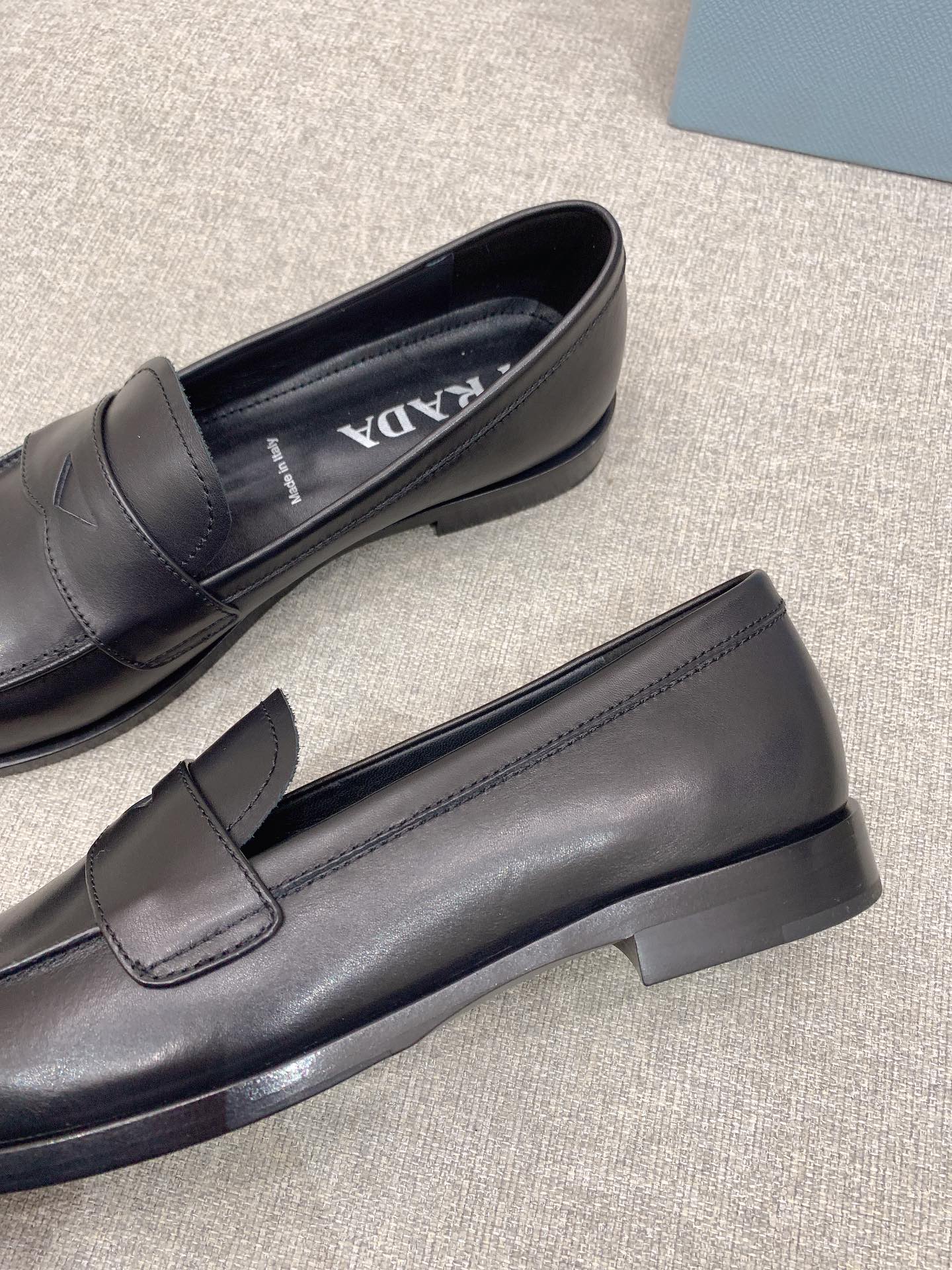 Обувь Prada - плоские лоферы Prada