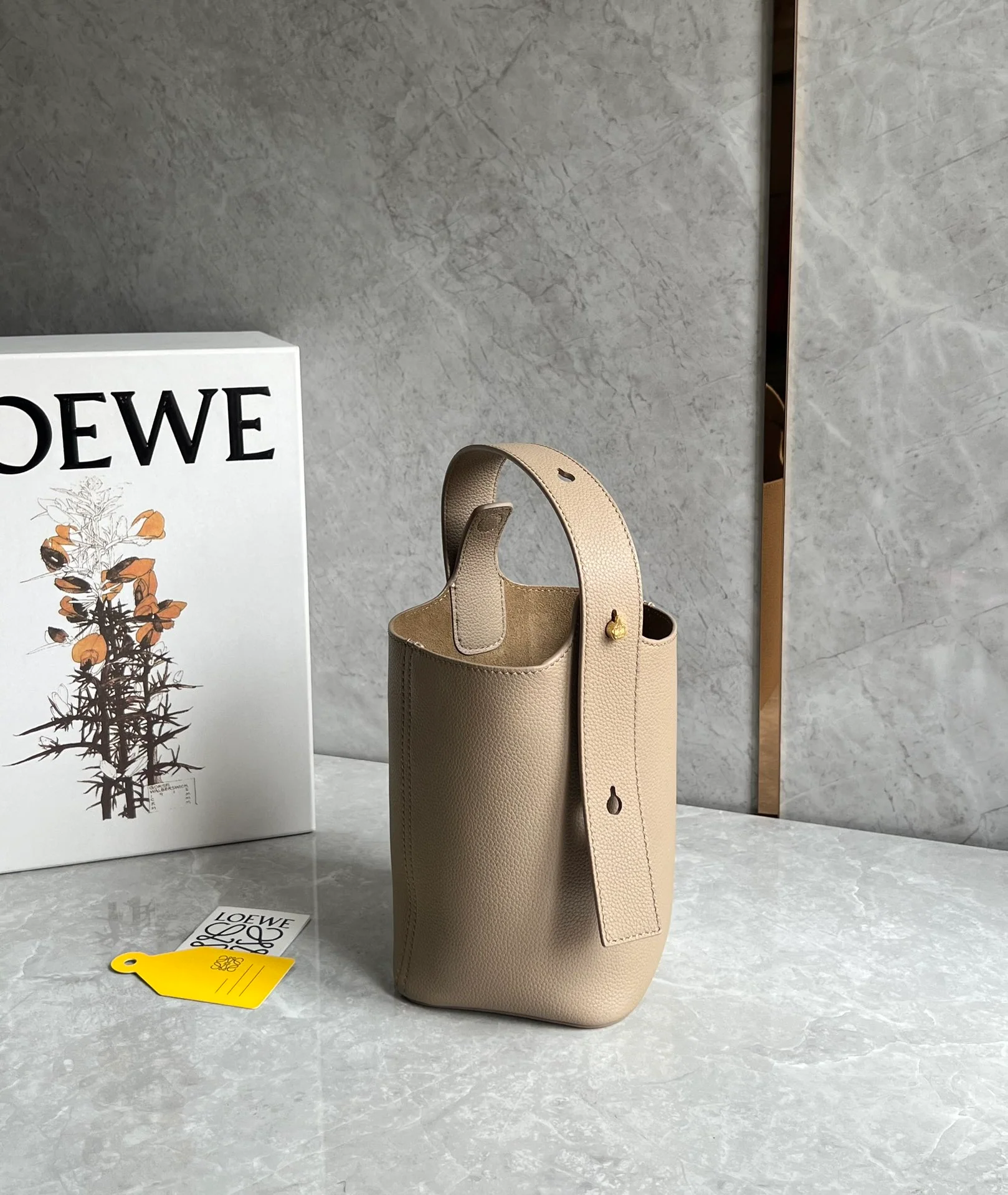 Сумка-ведро Loewe Pebble Bucket Mini Bucket Bag - светло-коричневая.