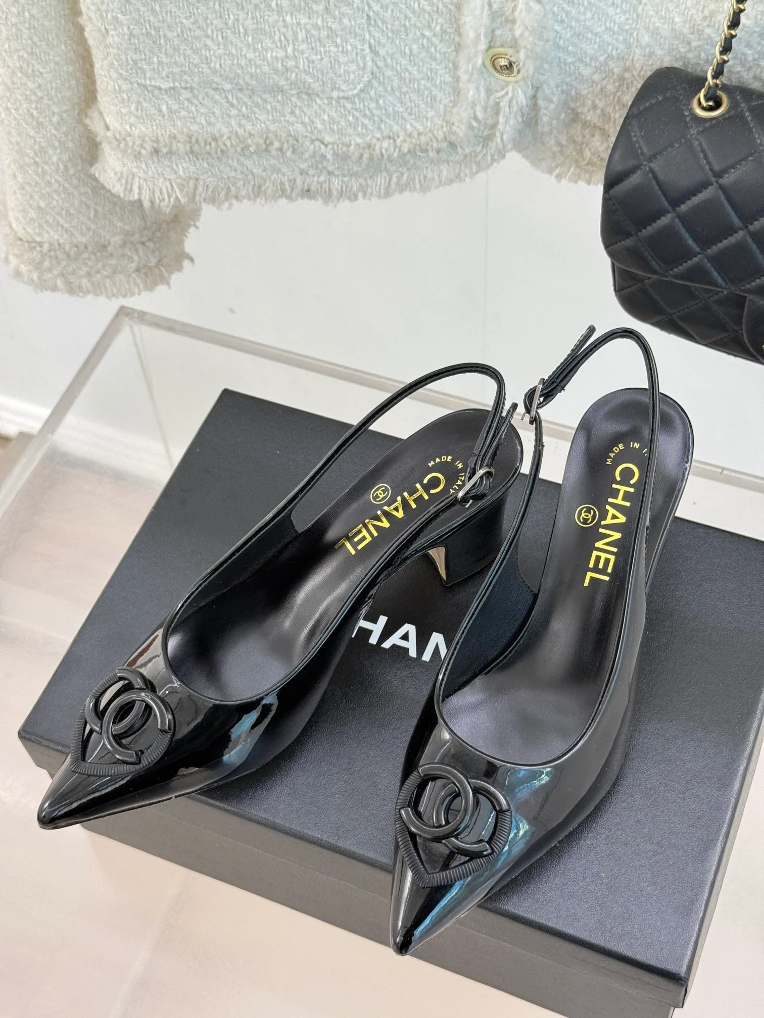 Босоножки Chanel 2024 с острым носком в форме сердца на низком каблуке - черные