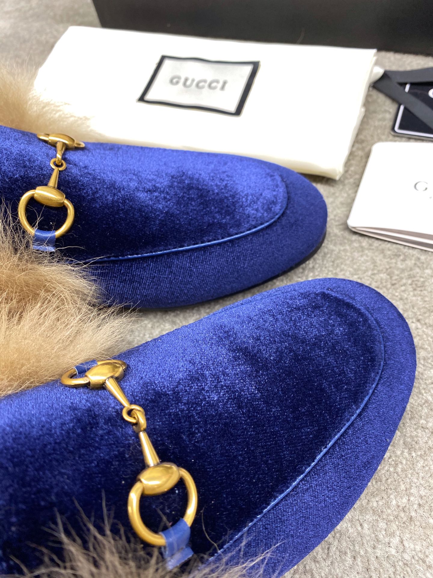 Бутик Gucci 2020 — Последние модели с подиума — Меховые тапочки — Замшевые