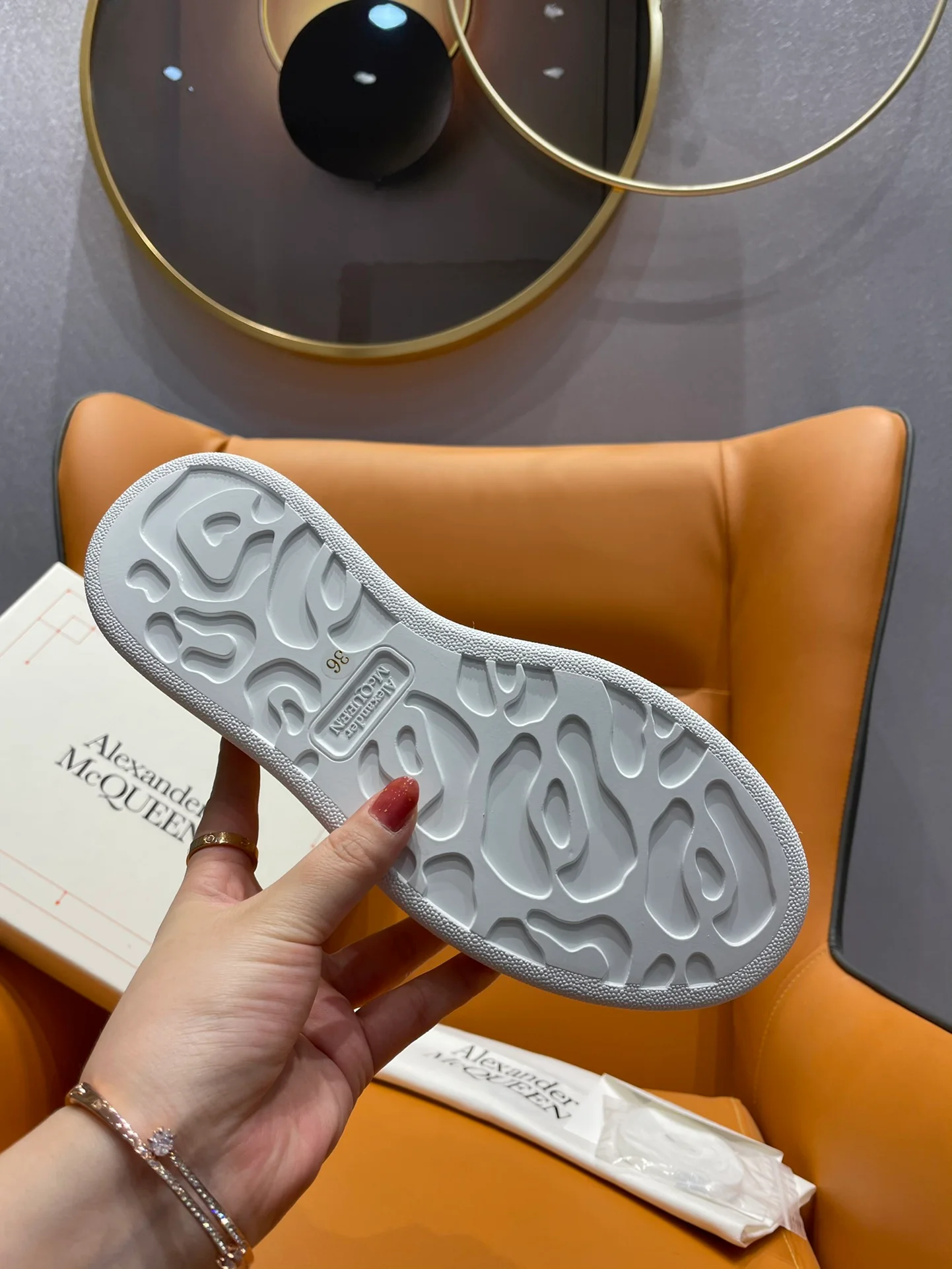 Классические белые кроссовки McQueen - Black Tail - 1