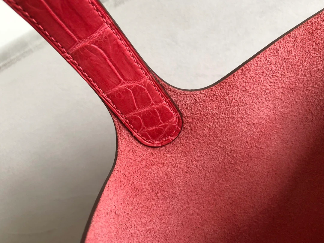 Помада-пудра Hermes Picotin 18 TC с рисунком под крокодиловую кожу и золотой пряжкой.