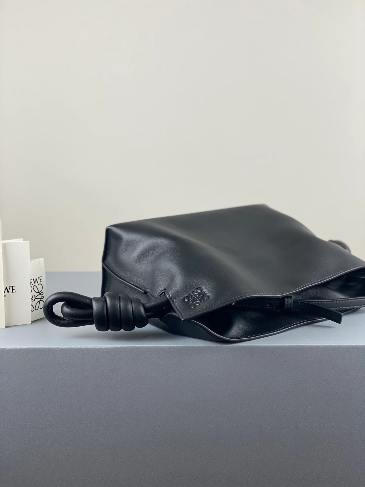 Loewe, обновленная версия 2020 года - Flamenco - Телячья кожа - Мини - Черный