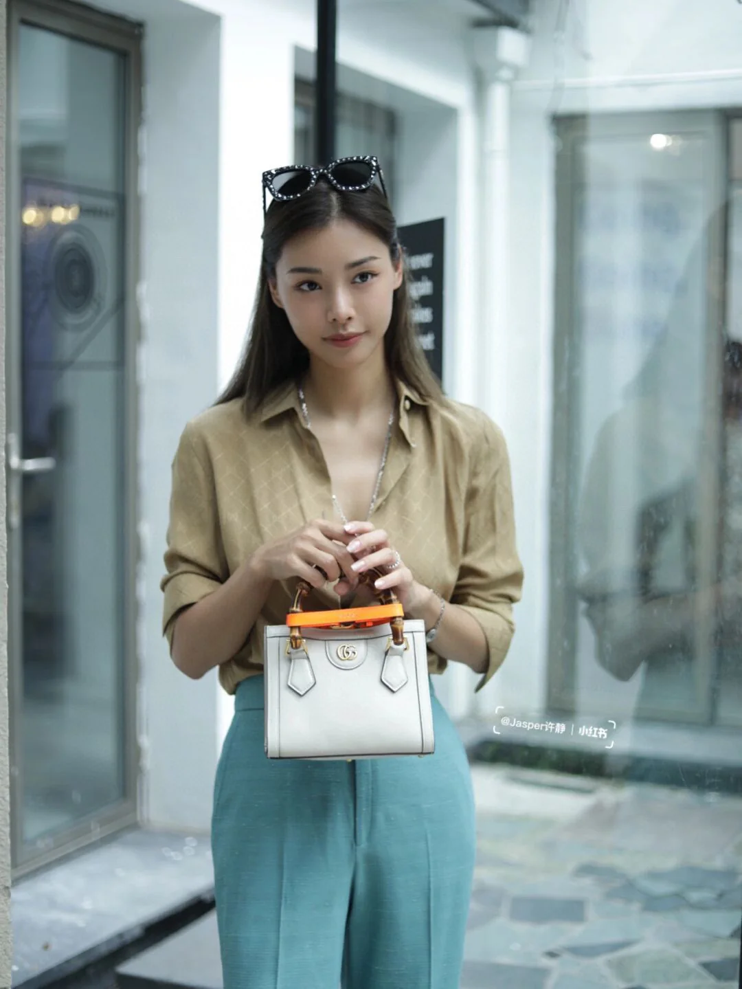 Сумка Gucci Bamboo - Фотографии в одежде - 1