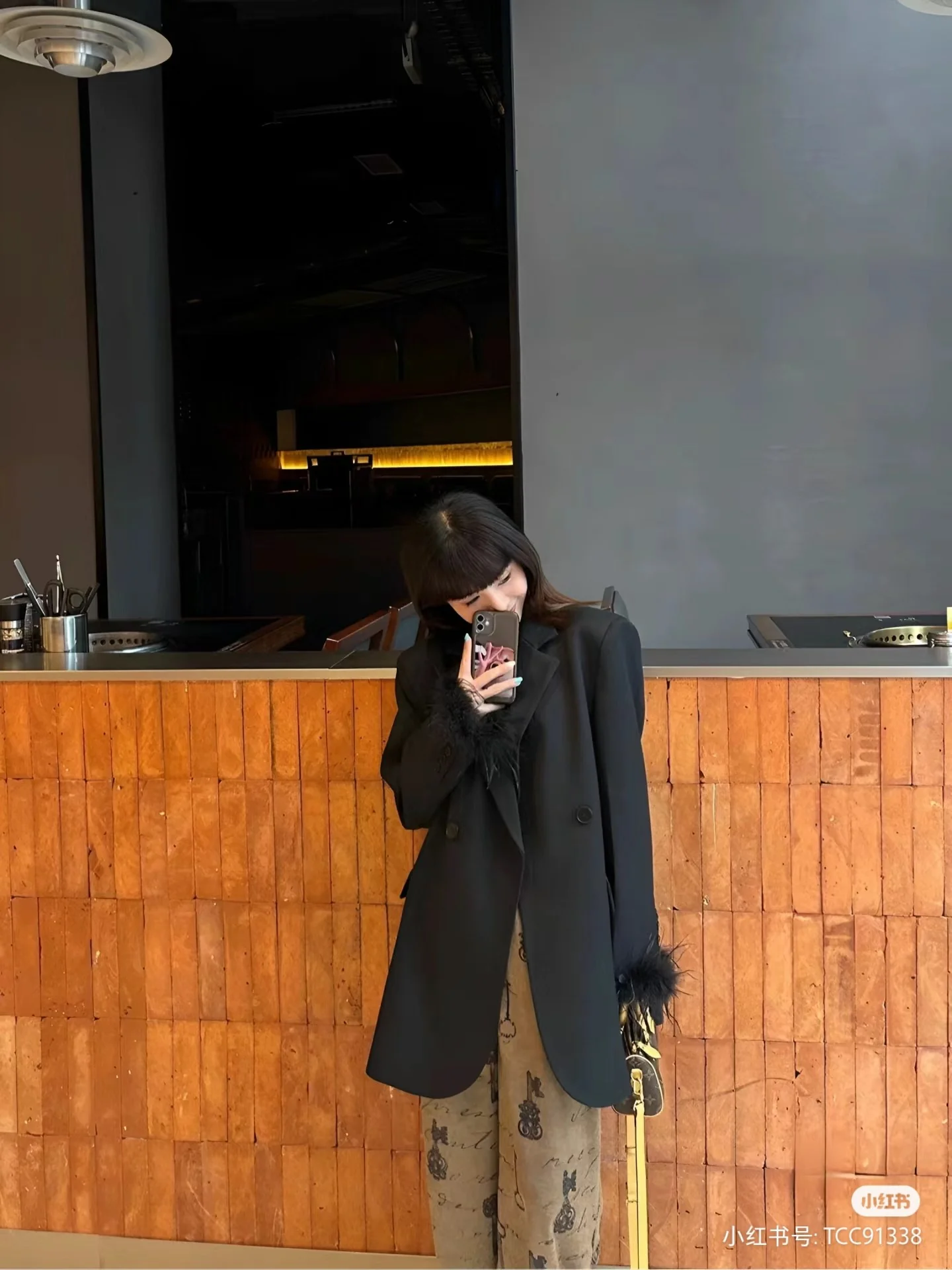 Мини-сумочка Chanel 22 – черная с золотой фурнитурой.