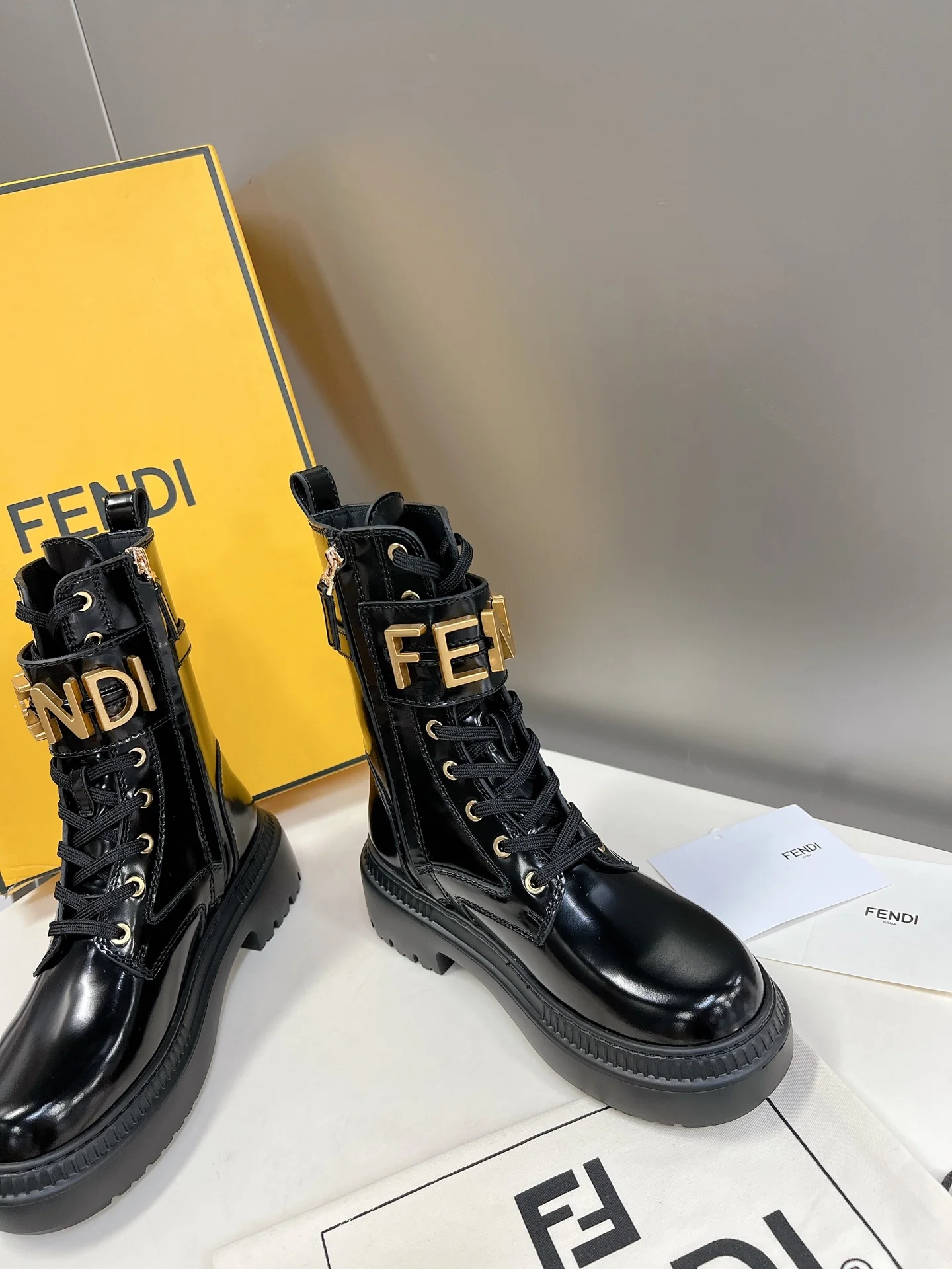Новинка весны 2022 года от Fendi - Ботильоны Martin на шнуровке с пряжкой в ??виде буквы - Черные