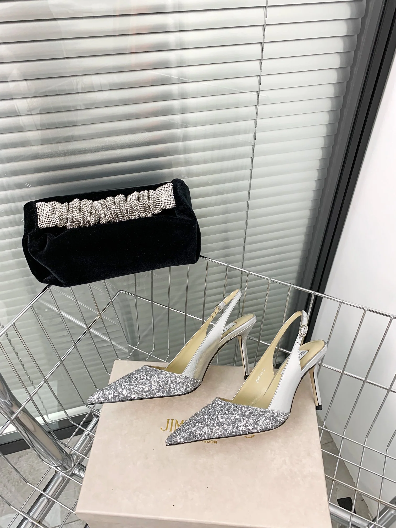 Новинки коллекции Jimmy весна/лето 2022 — туфли на высоком каблуке с пайетками.