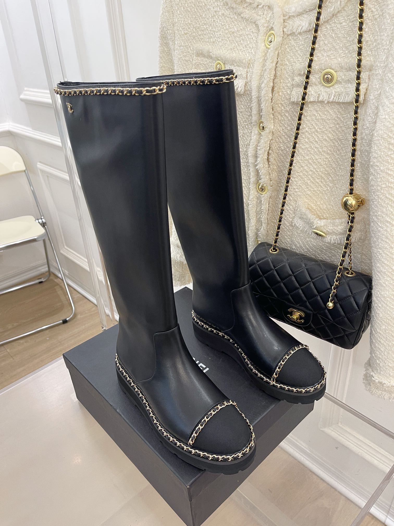 Коллекция Chanel ?Ранняя весна 2022? — Длинные сапоги с цепочкой по краю — Черные