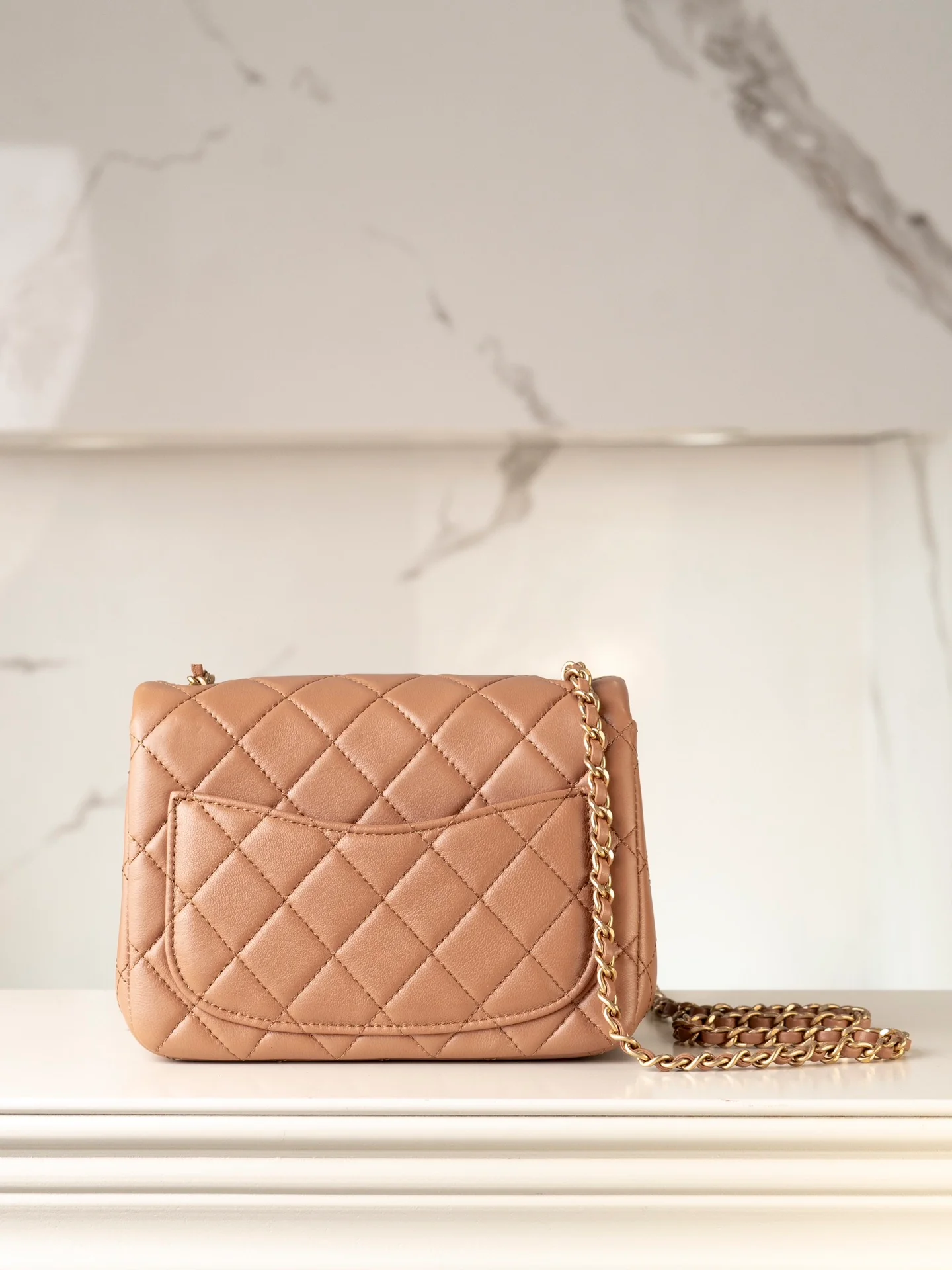 Chanel - Сумка с квадратным клапаном и золотым логотипом - Цвет 