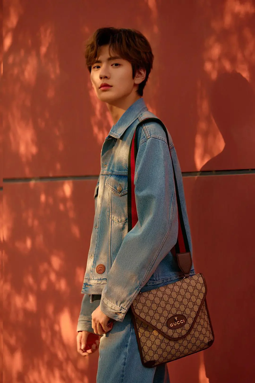 Gucci-老花斜背包