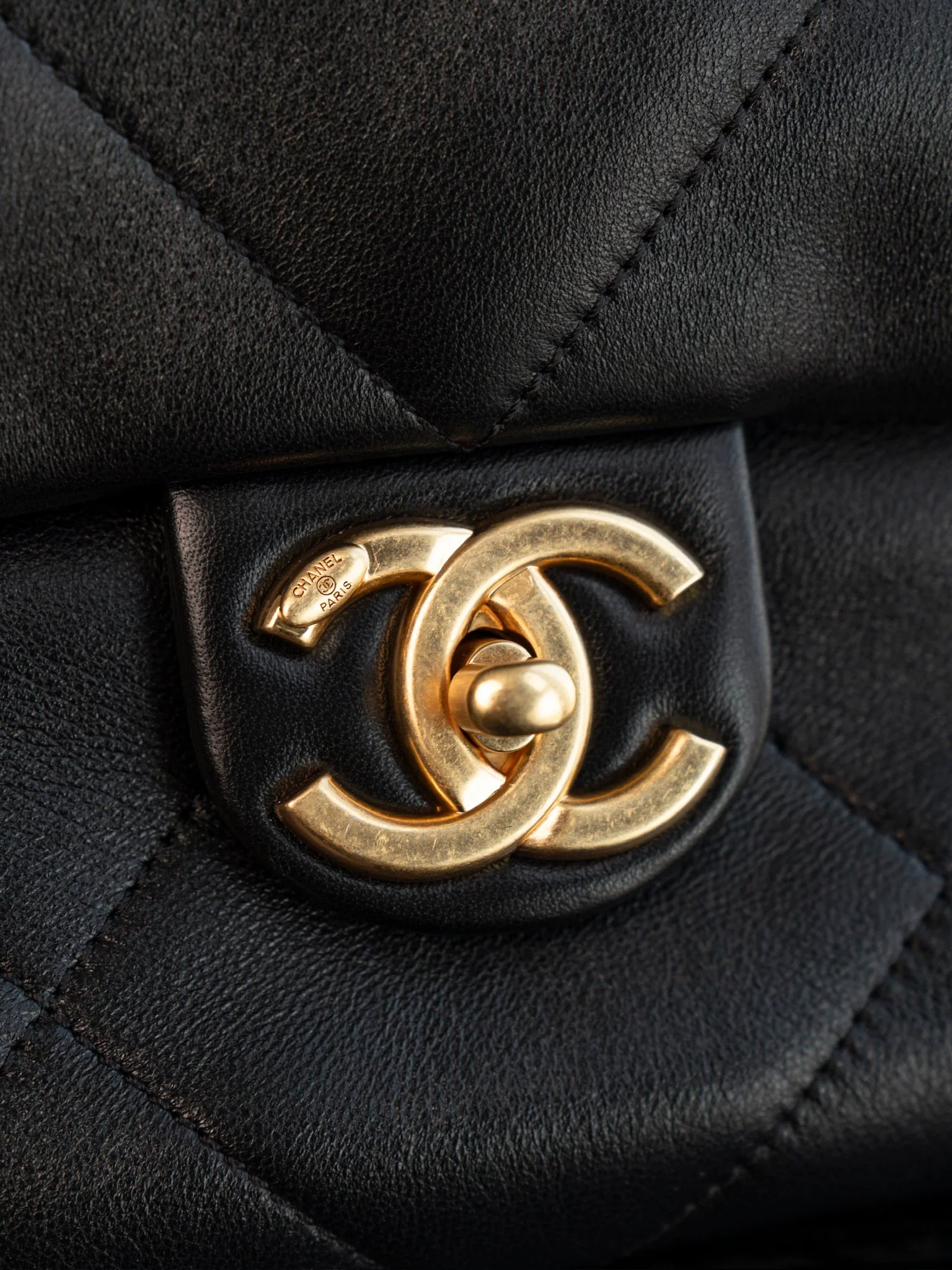 Большая сумка-шоппер Chanel 25c, черно-золотая.