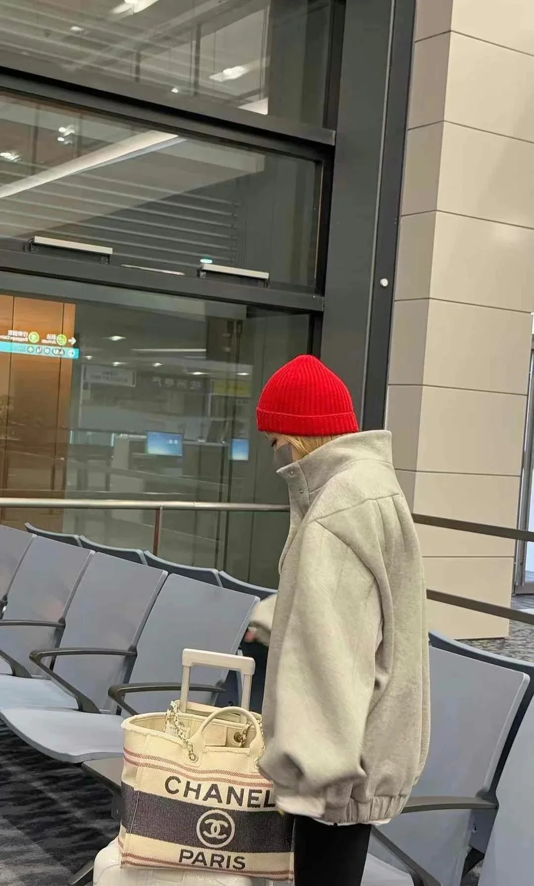 Пляжная сумка Chanel 25c, косметичка, красно-синяя.