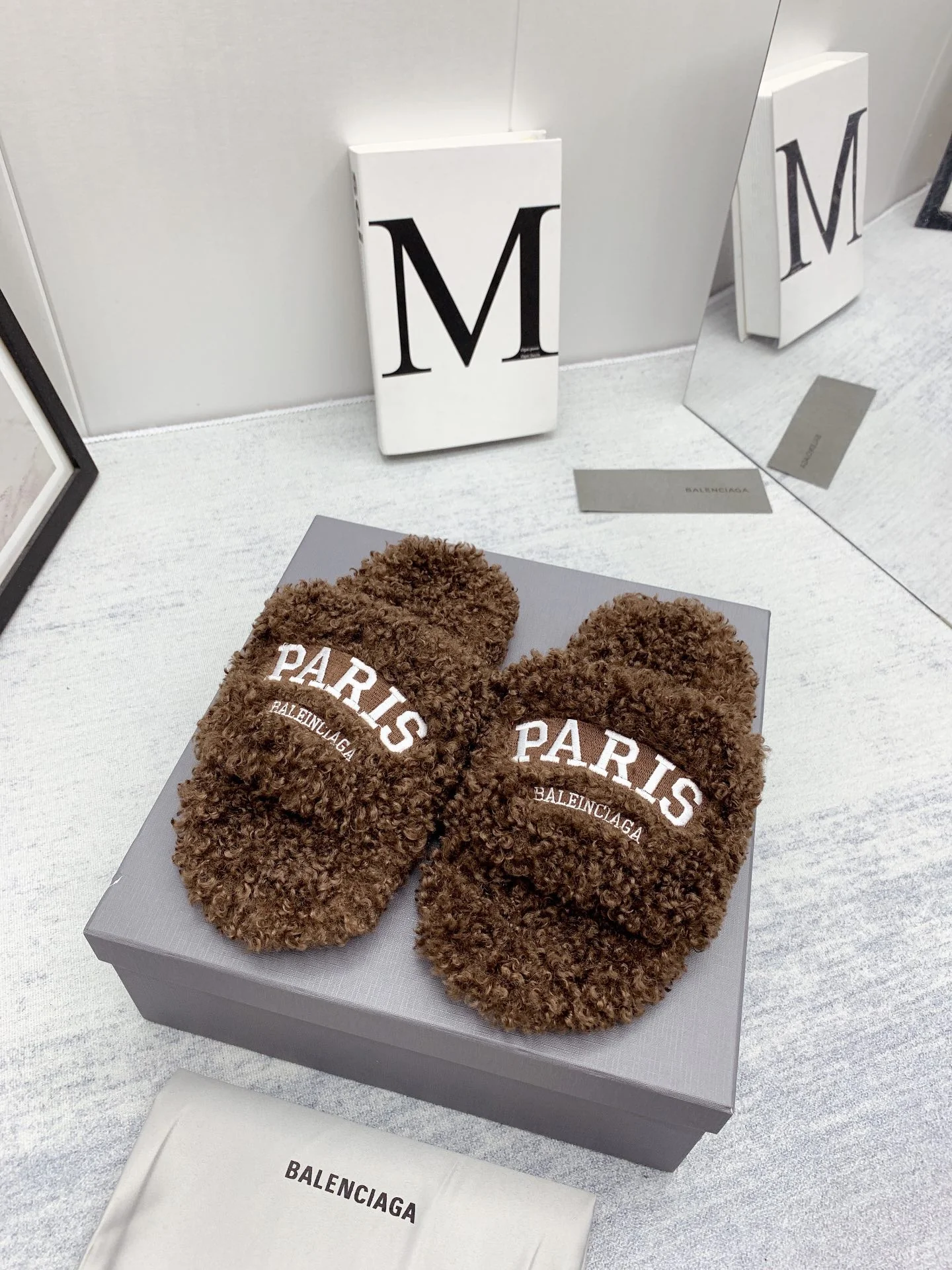 Новинка весны/лета от Balenciaga: вышитые тапочки из кудрявого меха — размеры 35-41.