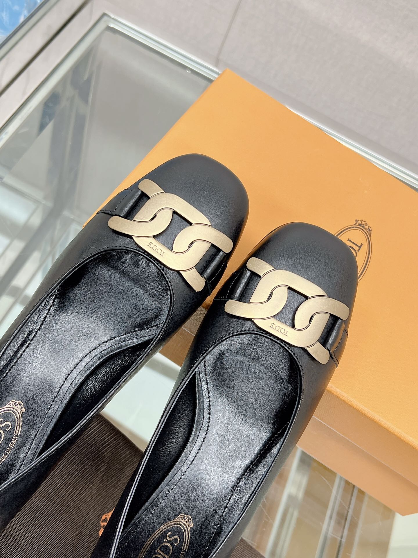 Весенняя коллекция Tods 2023 - Туфли на низком каблуке