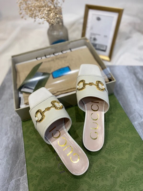 Уличные тапочки Gucci с пряжкой