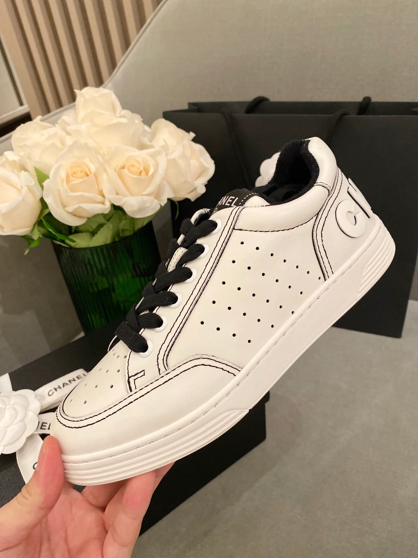 Белые кроссовки Chanel