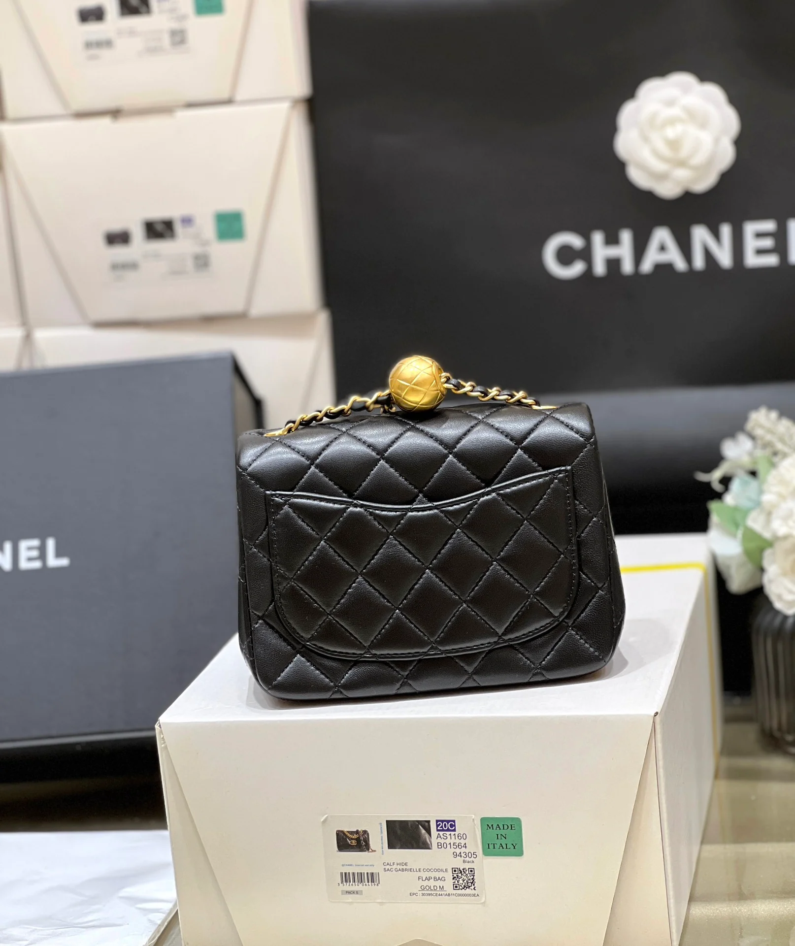 Chanel - Маленькая золотая сумка с клапаном и золотым логотипом - Черная