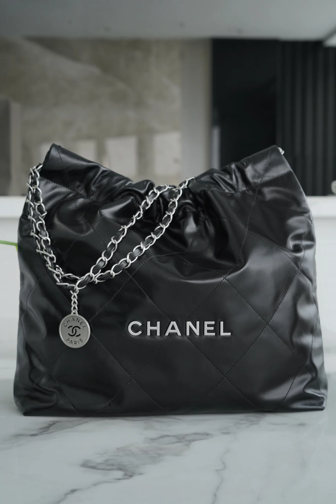 Сумка Chanel 22p 22bag, средний размер, черная, с серебряной пряжкой.