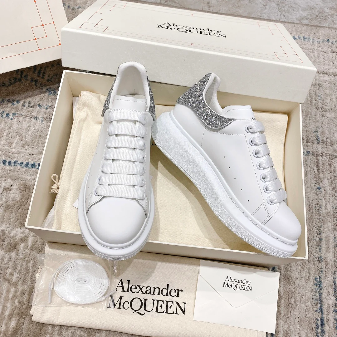 Классические белые кроссовки McQueen - ярко-розовый каблук - серые