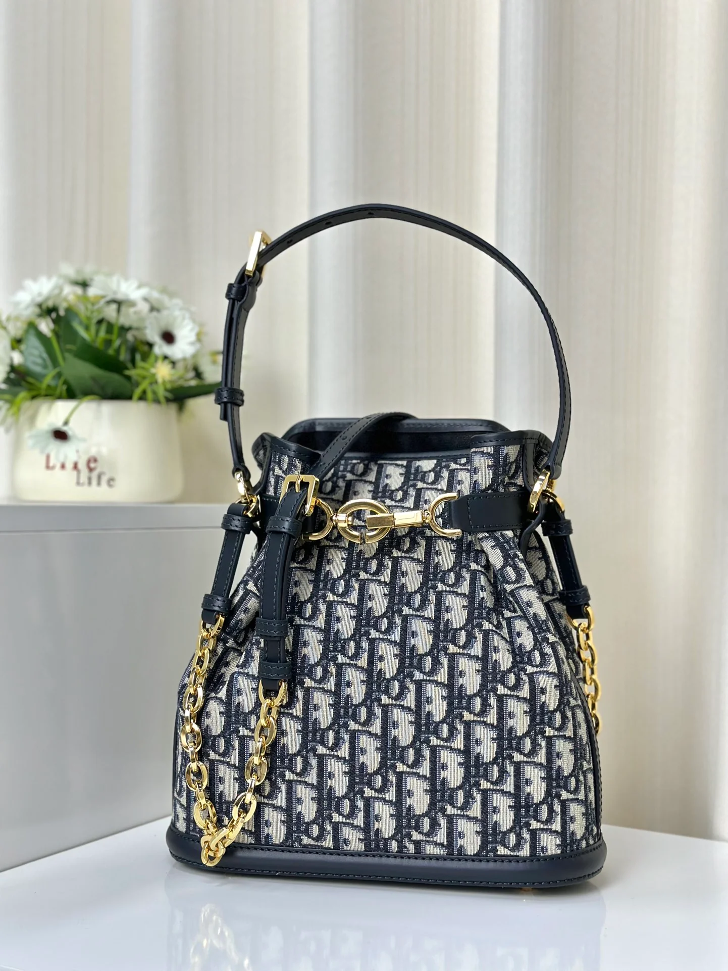 Новые поступления осенней коллекции Dior 2023 - Сумка Cest Dior - Средний размер