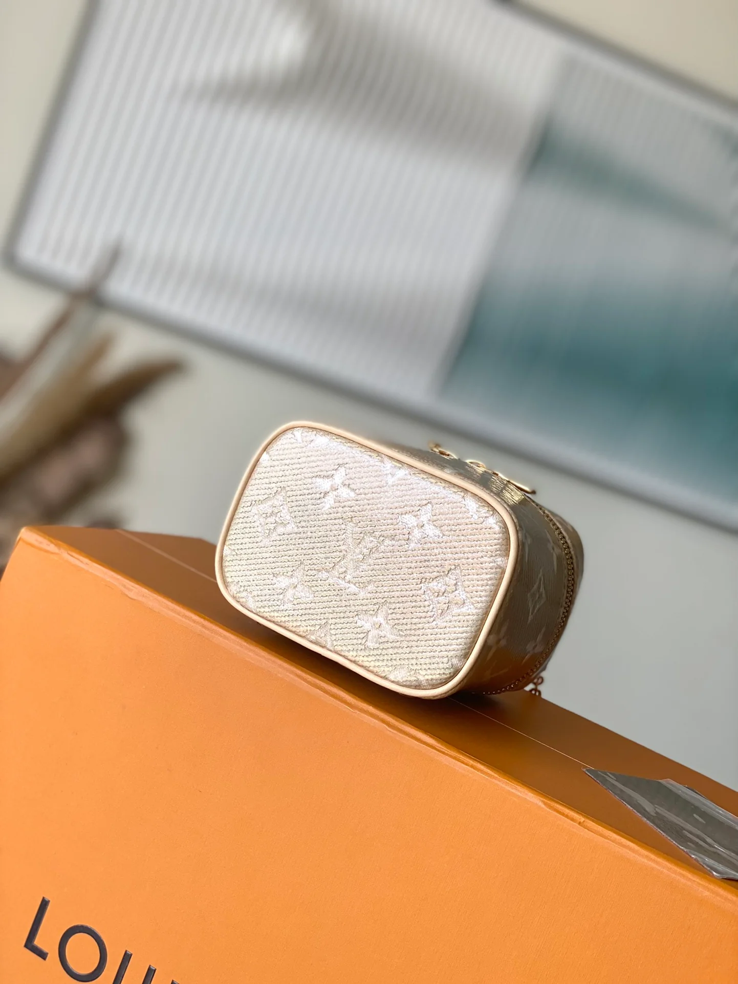 m82467-LV-микро-сумочка-золотая