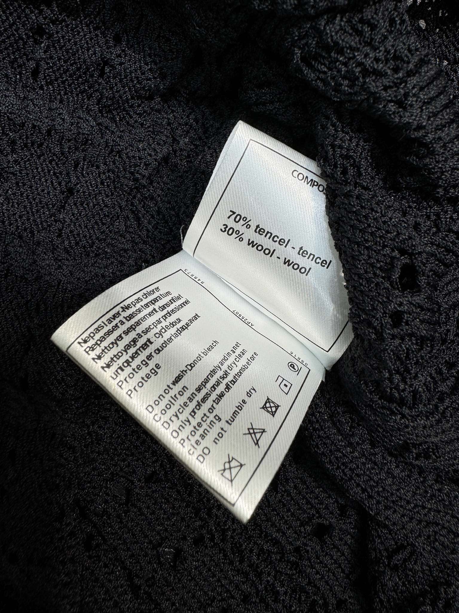 Chanel - 2403-24 Новейший жилет из трикотажа с ажурным воротником-поло, модель ?Ранняя весна?, черный.