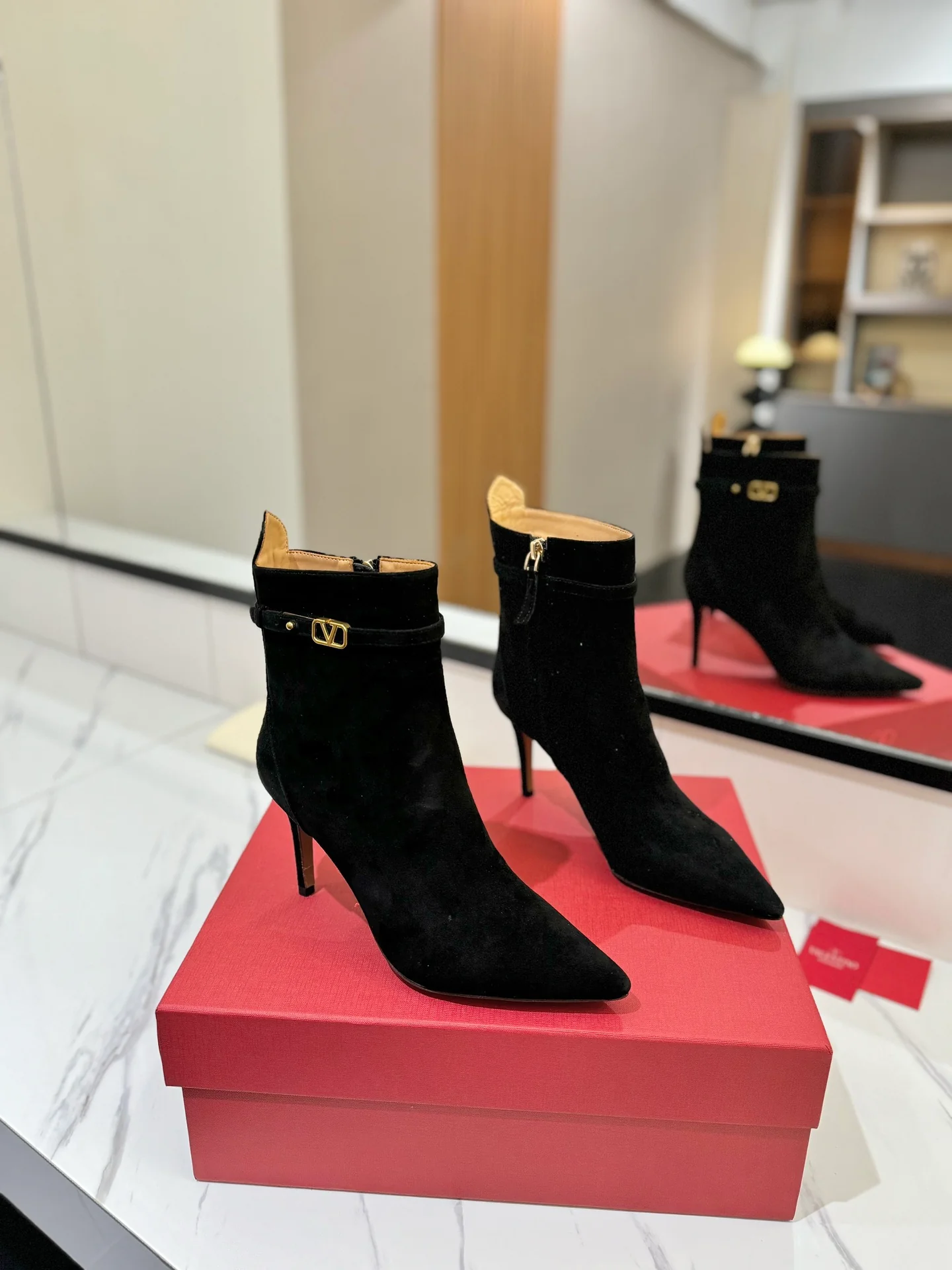 Сапоги для верховой езды Valentino 2024 с маленькой V-образной пряжкой и логотипом - черные