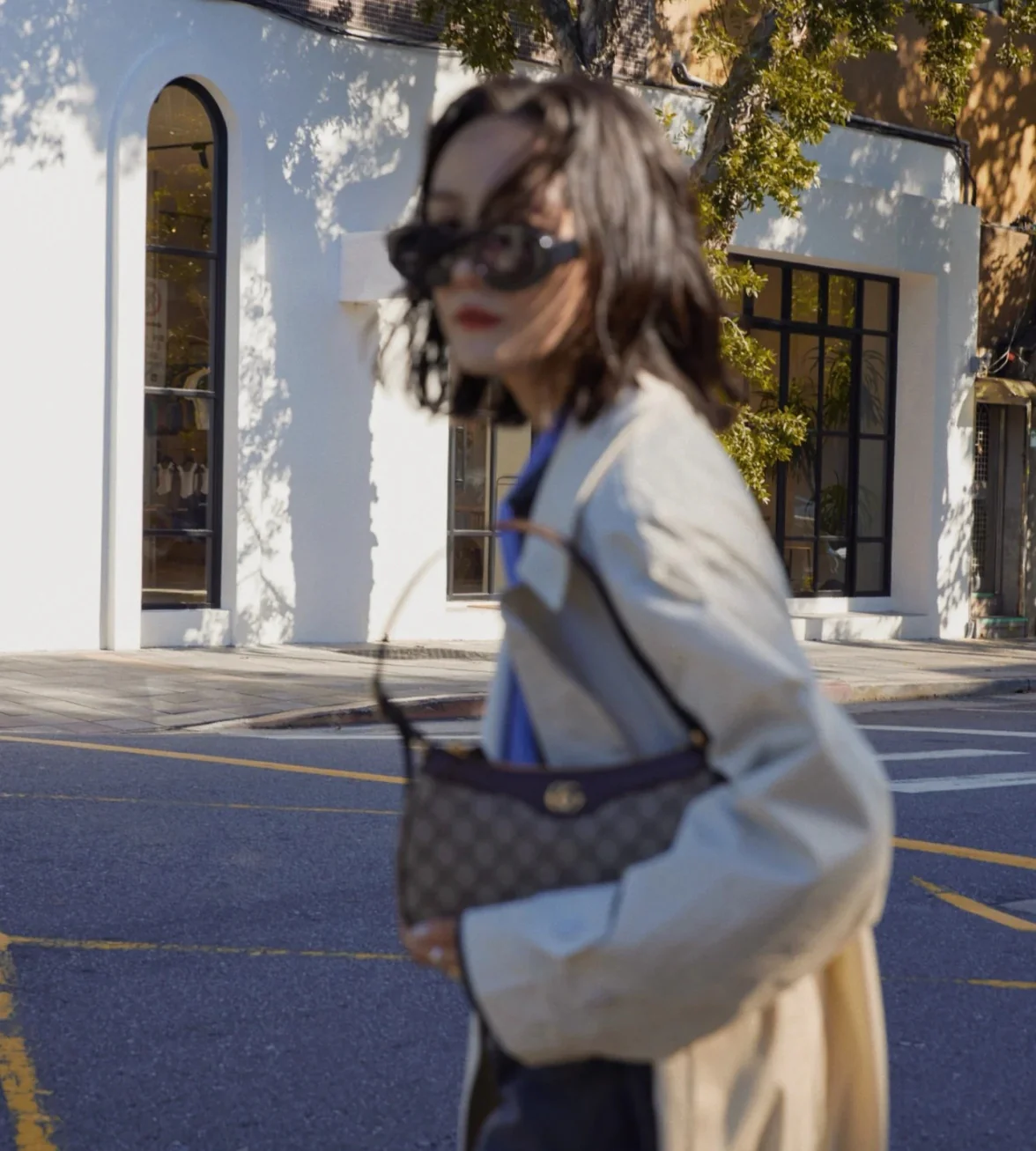 Сумка-хобо Gucci с монограммой.