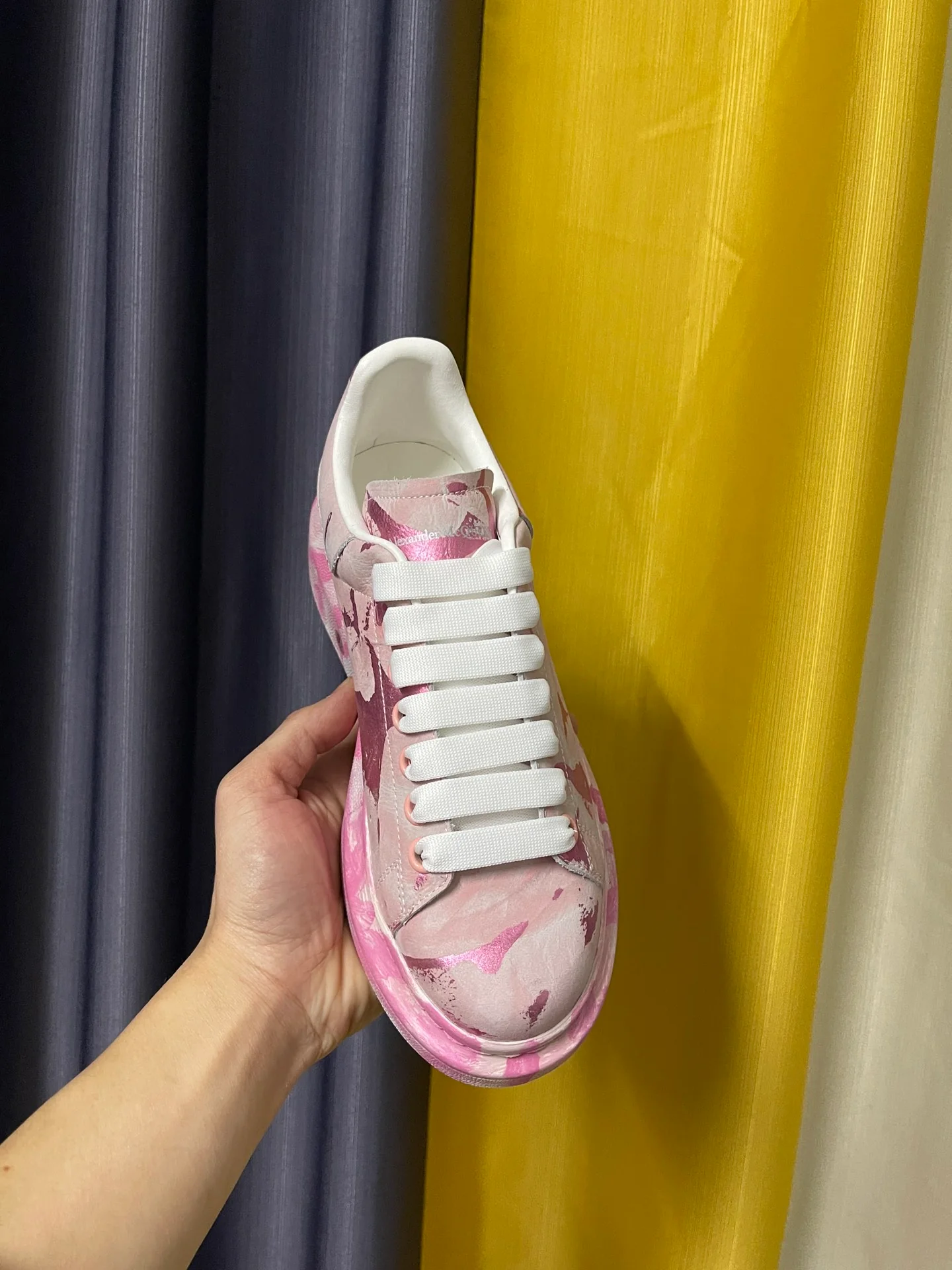 Классические белые кроссовки McQueen - унисекс - розово-золотой граффити