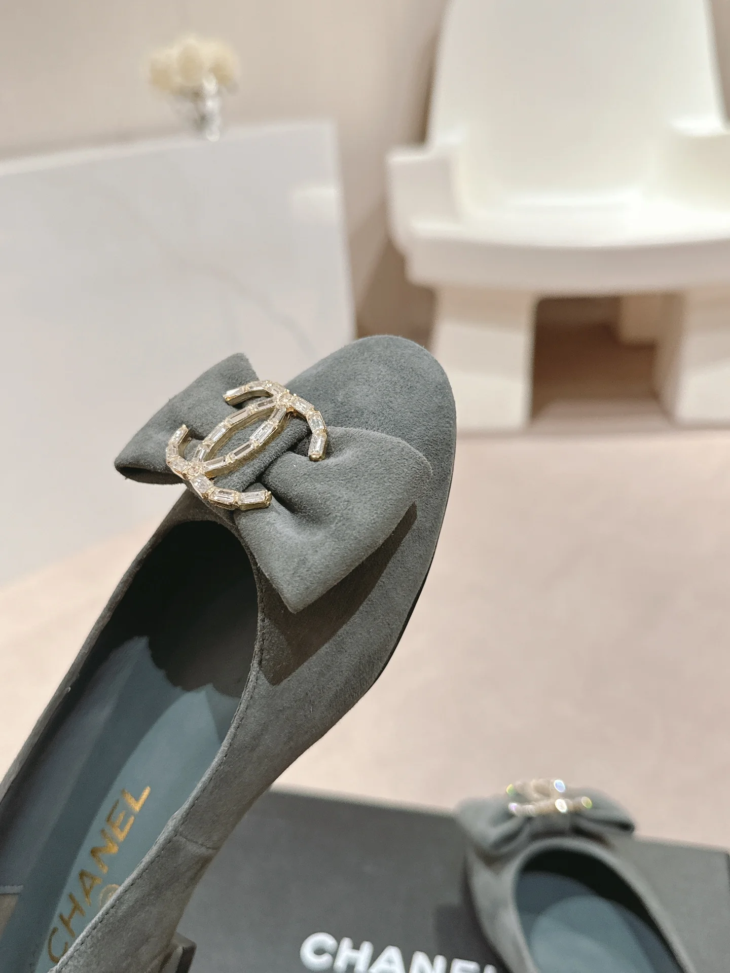 Туфли на низком каблуке Chanel 2024 Ribbon, серые