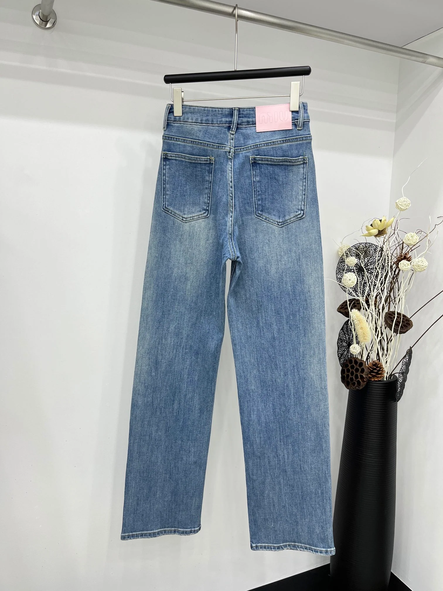 Джинсы Miu Miu-2404 ручной работы с обильным тиснением стразами.