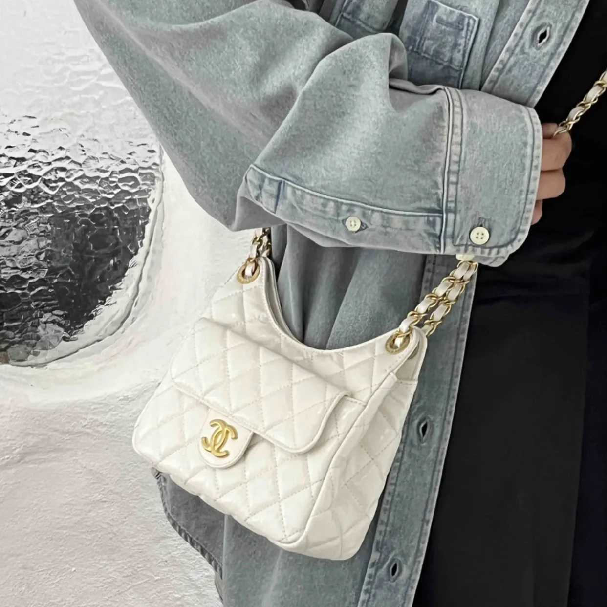 Коллекция Chanel ?Ранняя весна 2023? — сумка-хобо в стиле хиппи — маленькая — белая — на фото — 1