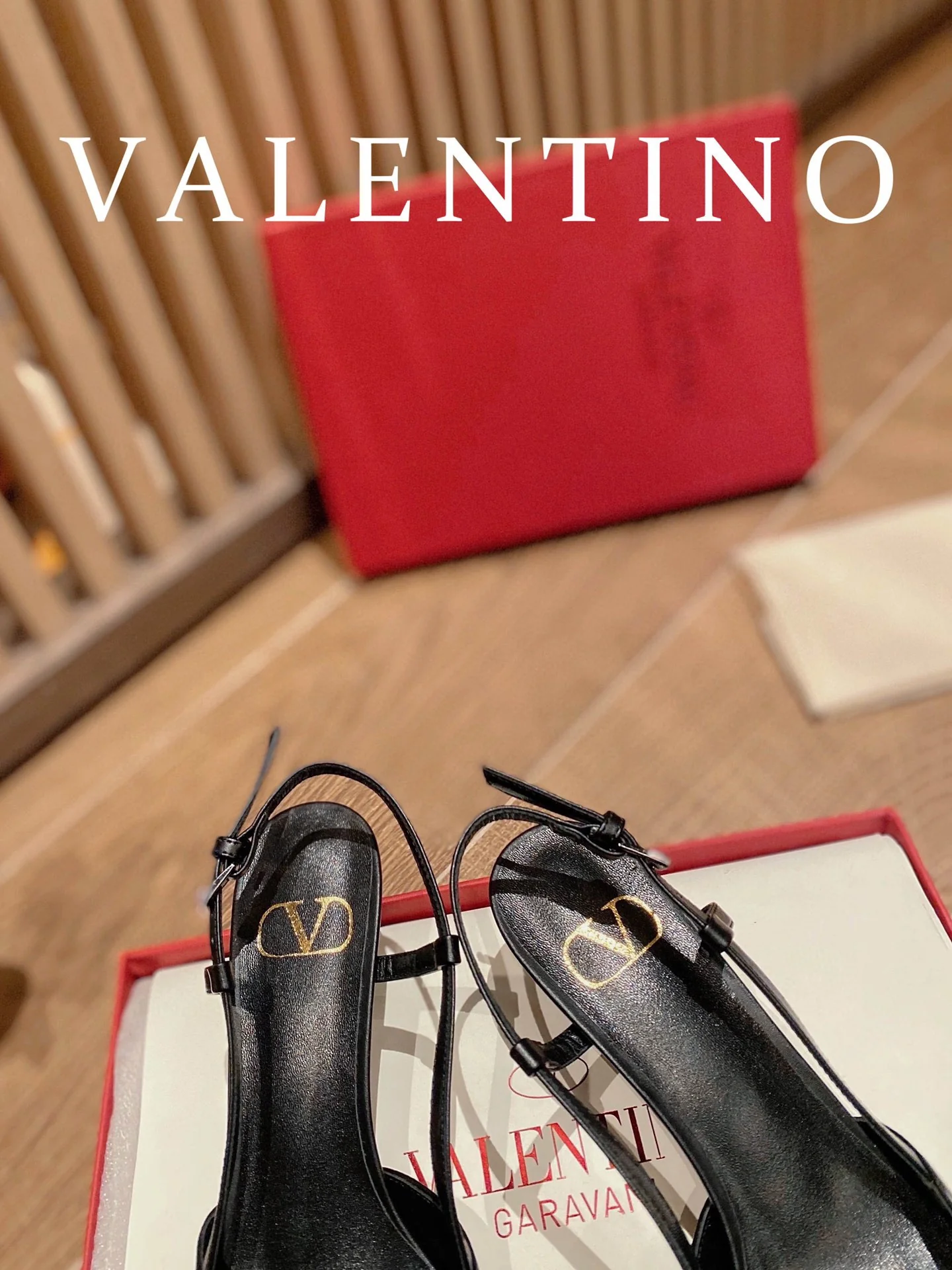 Туфли Valentino с V-образной пряжкой и открытой пяткой — черные.