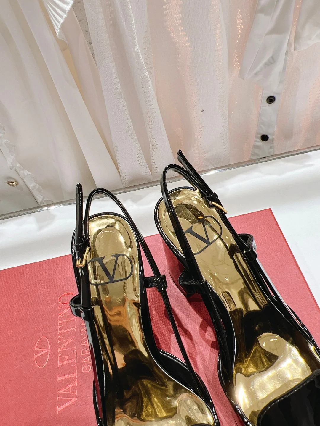 Новинка лета 2023 от Valentino - Босоножки на массивном каблуке с крупными заклепками - Черные