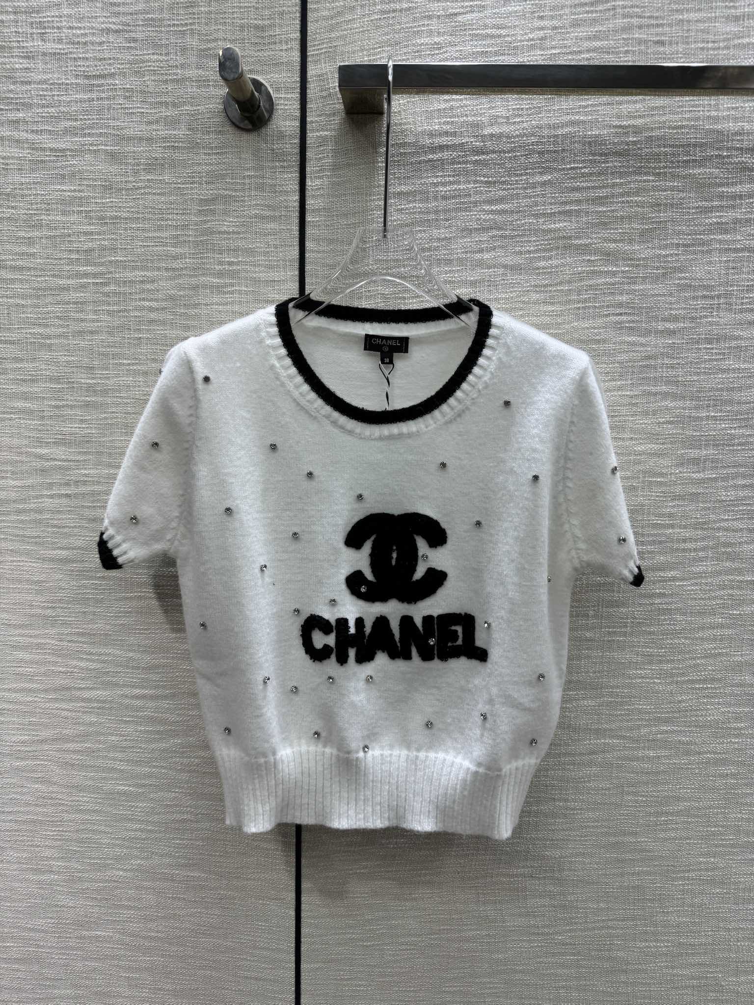 Chanel 2403 - Белый вязаный свитер с двойным логотипом C на груди