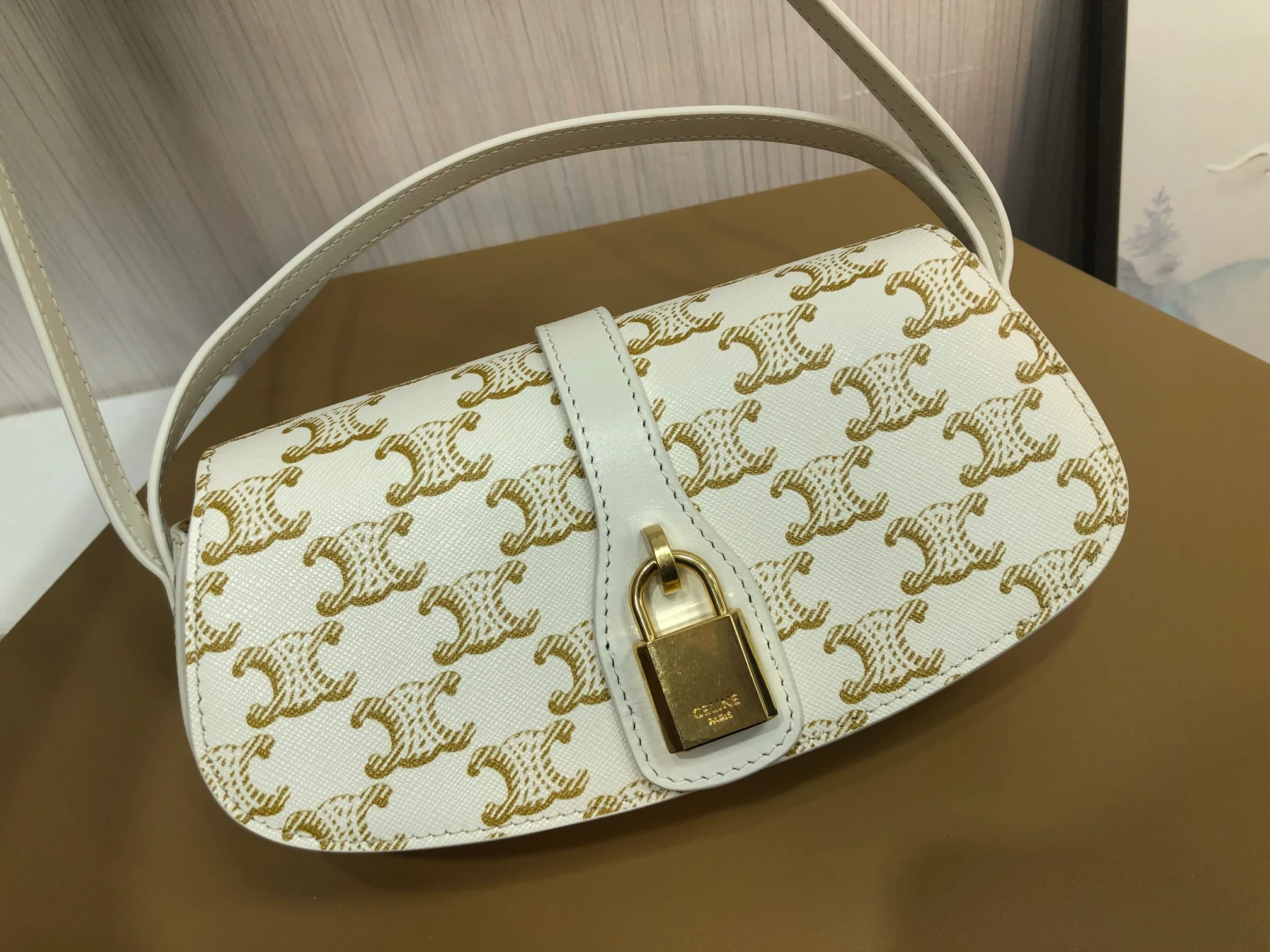 Мини-клатч Celine Taboo с замком в форме замка — белый с монограммой.