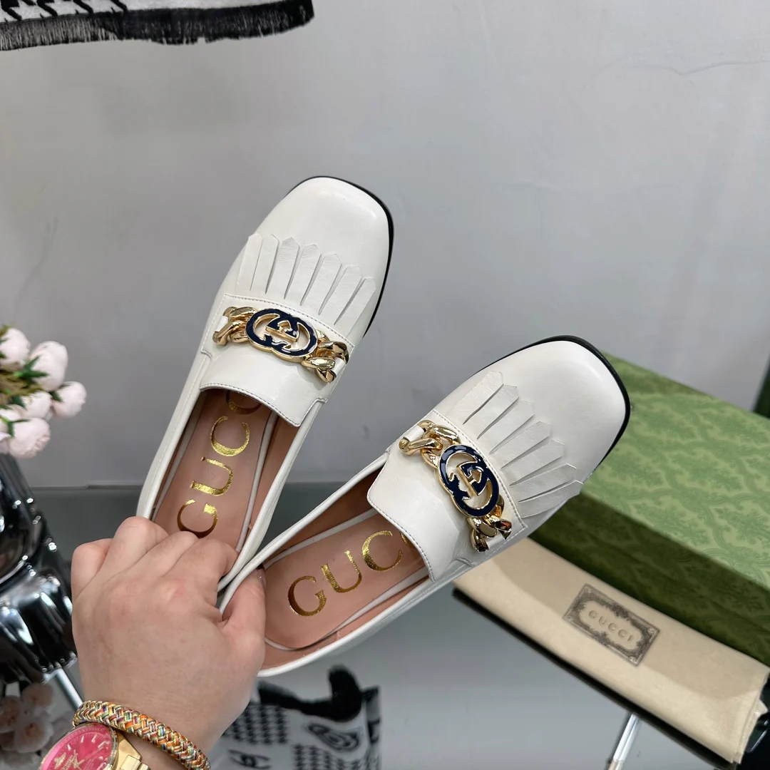 Новинка сезона осень/зима 2023 от Gucci - Лоферы на высоком каблуке из кожи - Белые