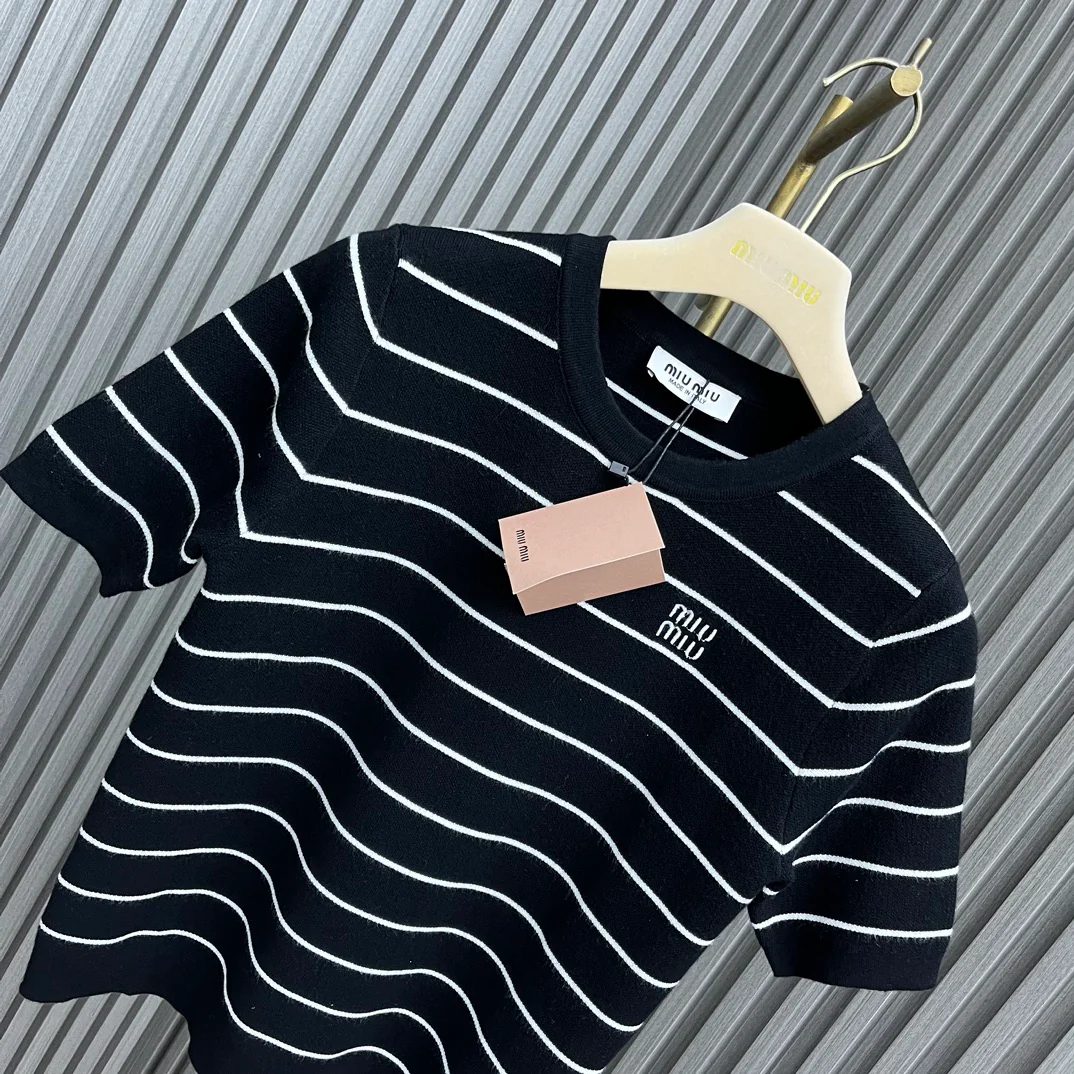 Miu Miu - 2404-24 Новинка: Футболка с круглым вырезом, полосатая, с коротким рукавом - Черная