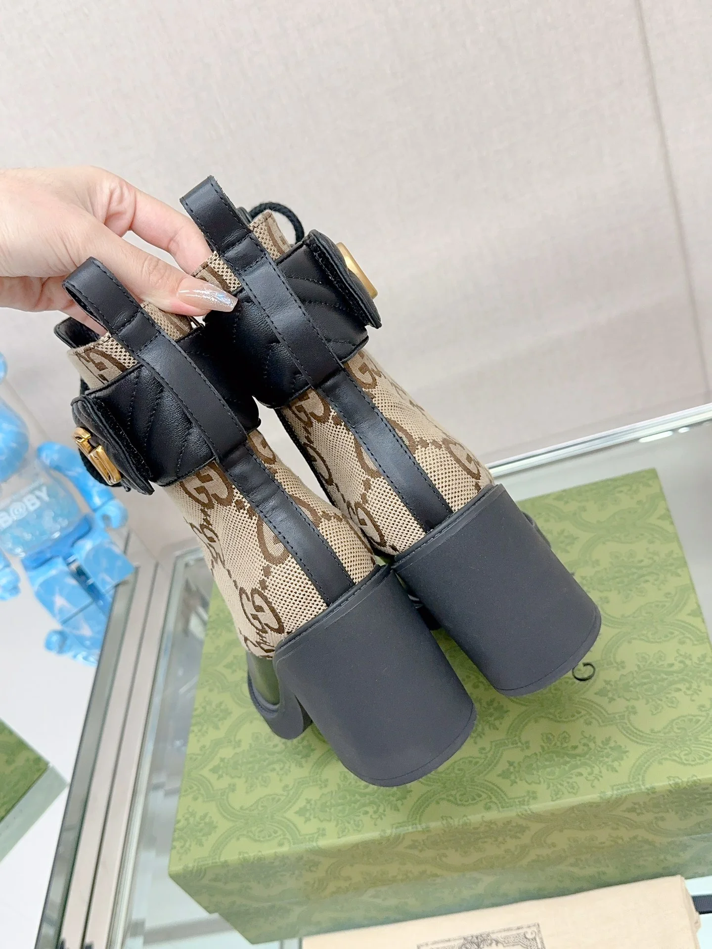 Новинка 2023 года от Gucci - Ботильоны на высоком каблуке с пряжкой и шнуровкой Double G - Монограммная канва.