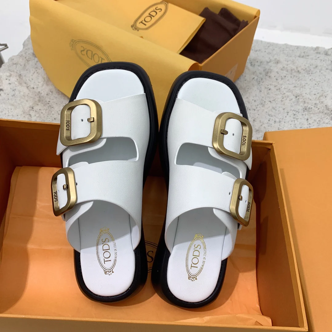 Весенне-летняя коллекция Tods: сандалии/тапочки на платформе.
