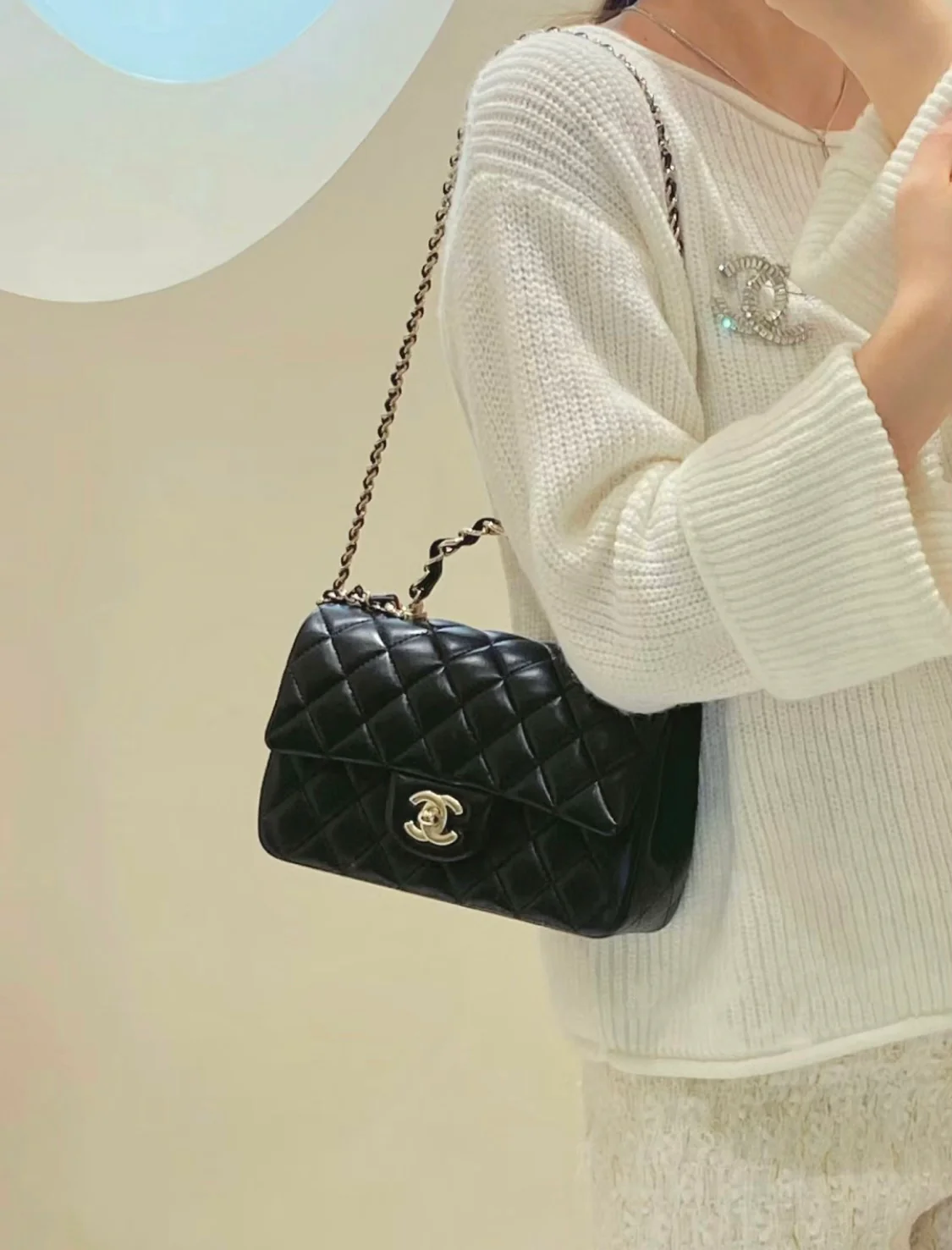 Chanel - Сумка с двойной С-образной ручкой и клапаном CF - Черная