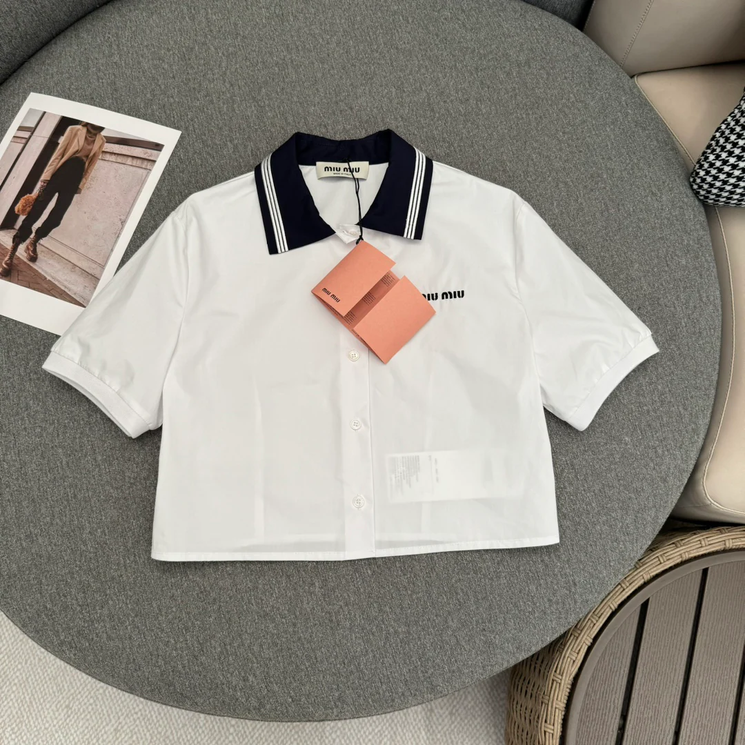 Miu Miu - 2404 - 24 Весна/Лето Новинка Комплект из белой рубашки и юбки из хлопкового поплина в темно-синем стиле