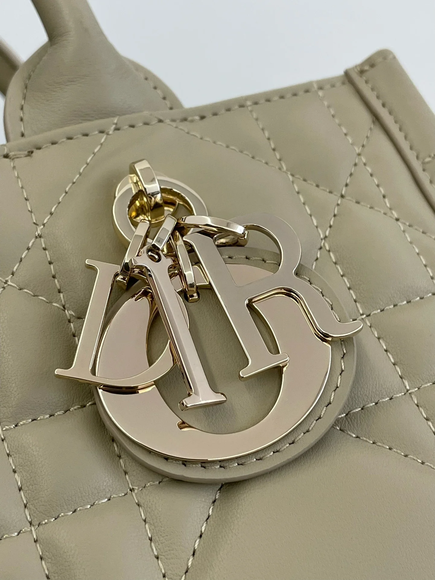 Маленькая кожаная стеганая сумка-тоут Dior - кремово-абрикосовый цвет