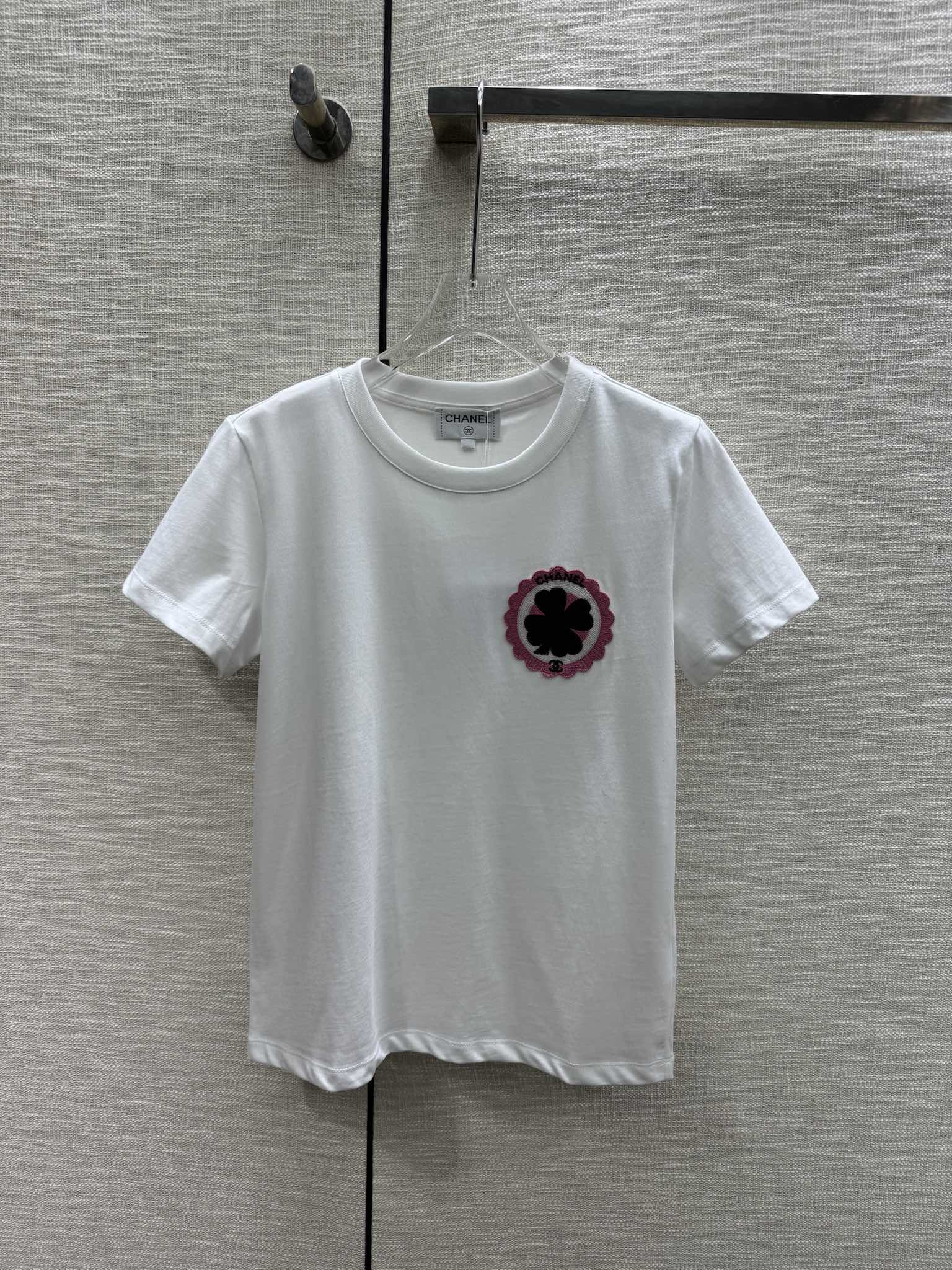 Футболка Chanel 2403 с вышитым четырехлистным клевером и круглым вырезом, с короткими рукавами - белая.