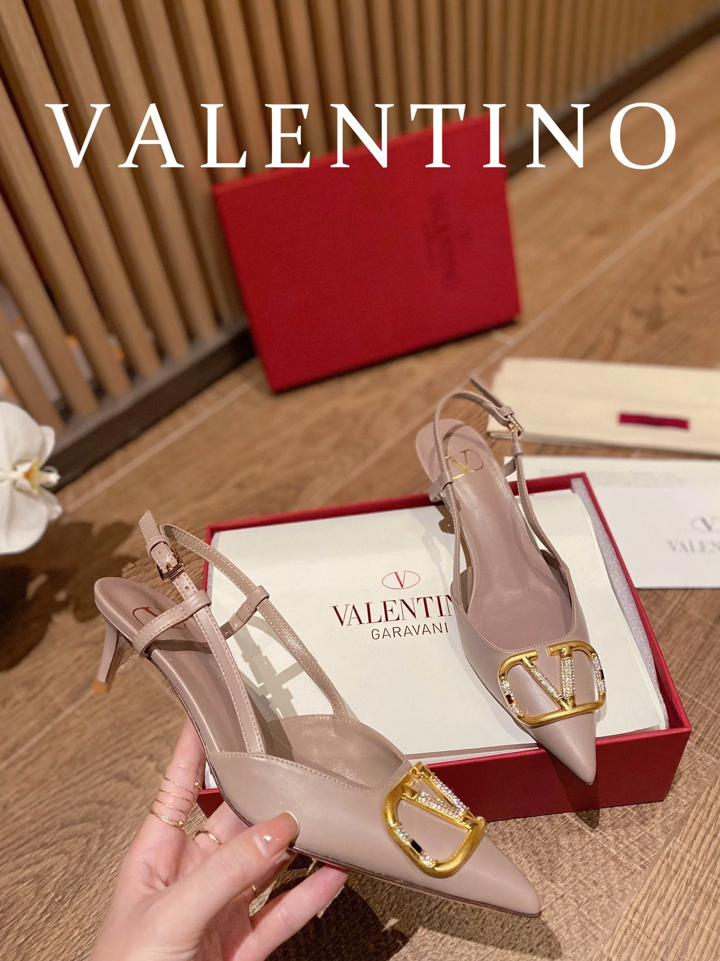 Туфли Valentino на каблуке с V-образным вырезом, бронзовой бриллиантовой пряжкой и открытой пяткой - розовые