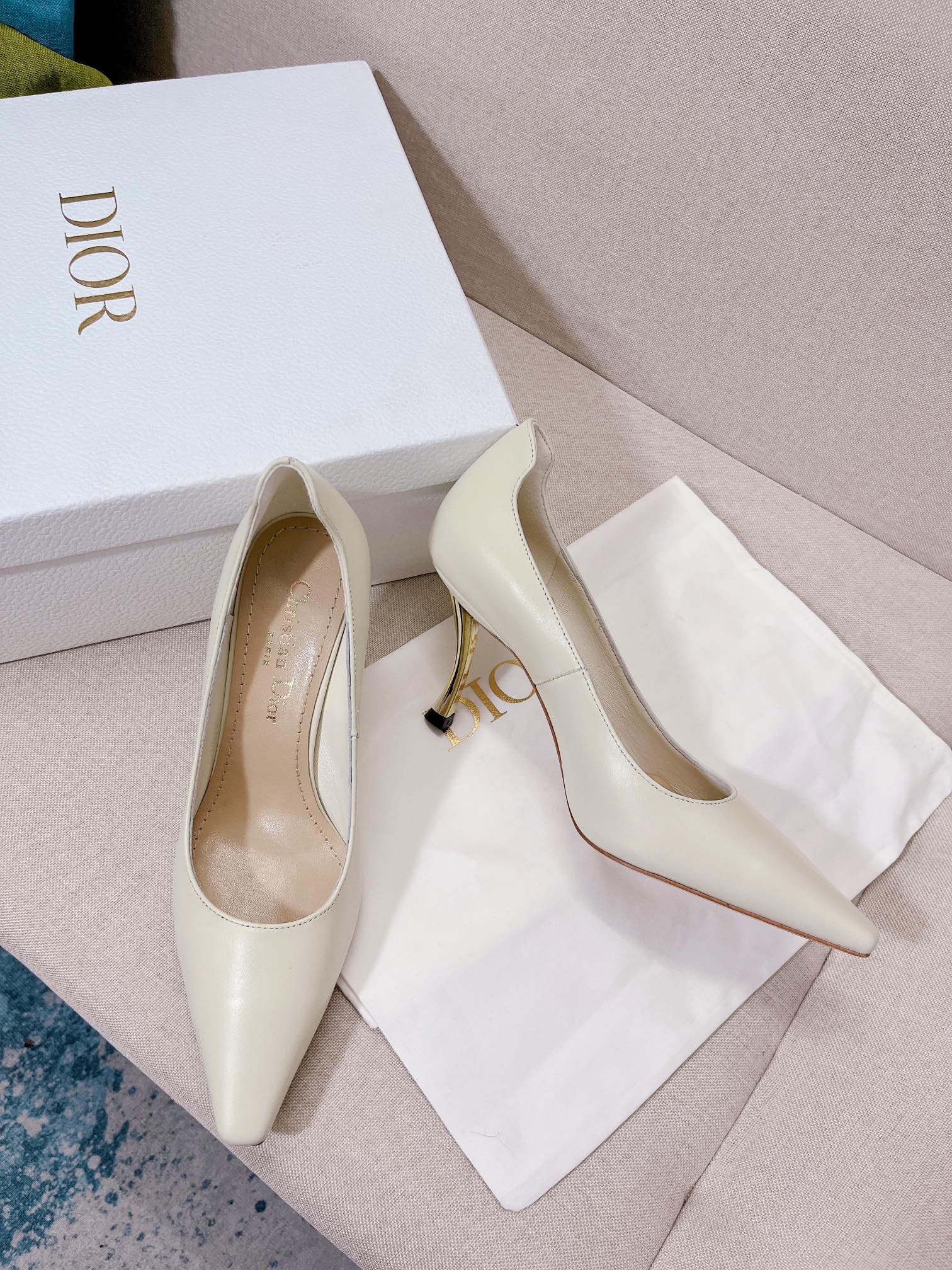 Новинка Dior 2022 года - туфли на высоком каблуке с острым носком