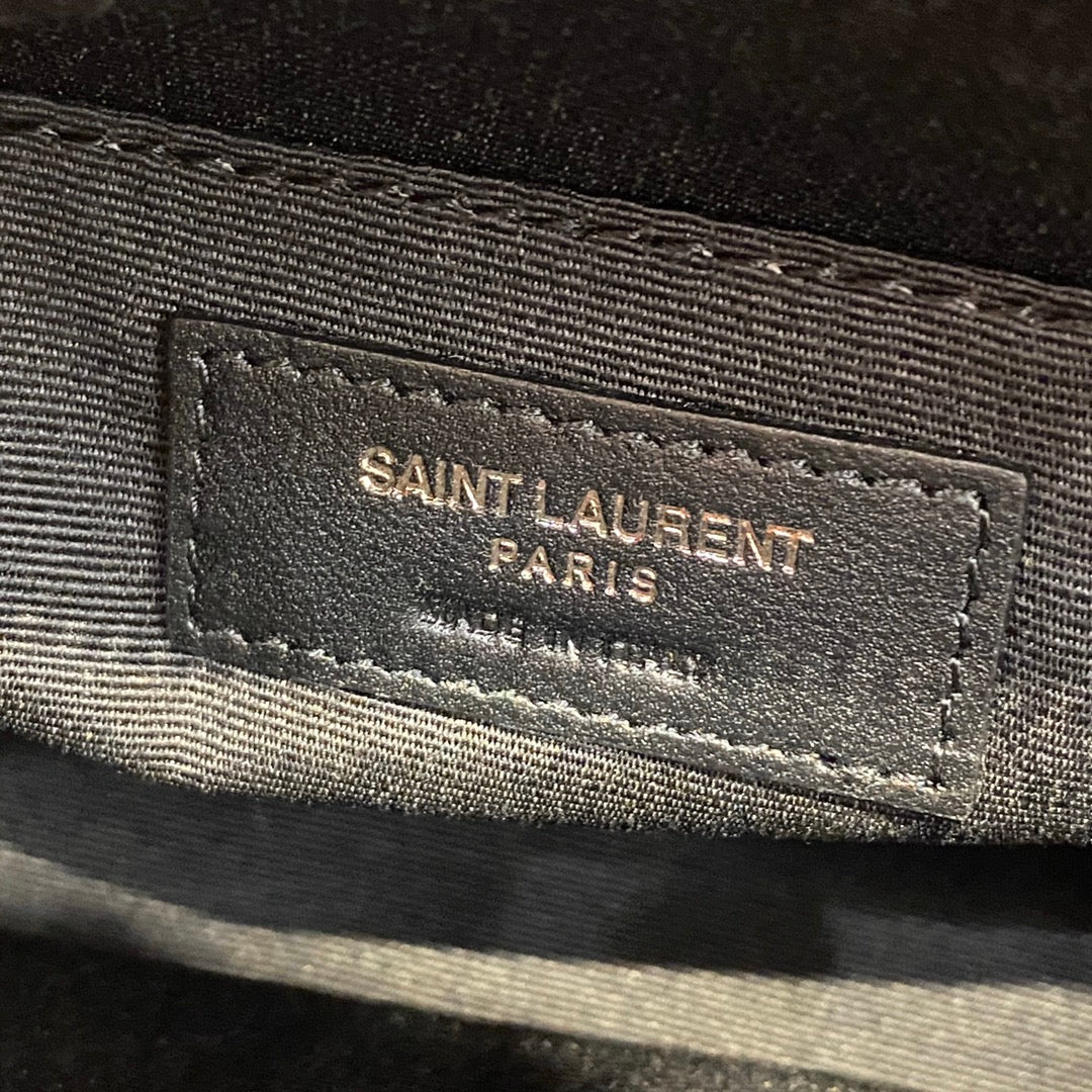 Фотосумка YSL Lou Bag — черная с черной пряжкой.