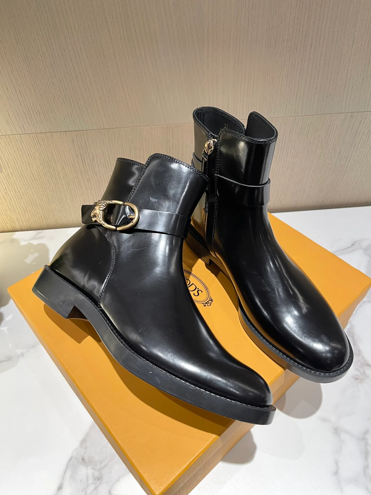 Tods - Новинка сезона осень/зима 2022 - Ботильоны с разрезом и бисером